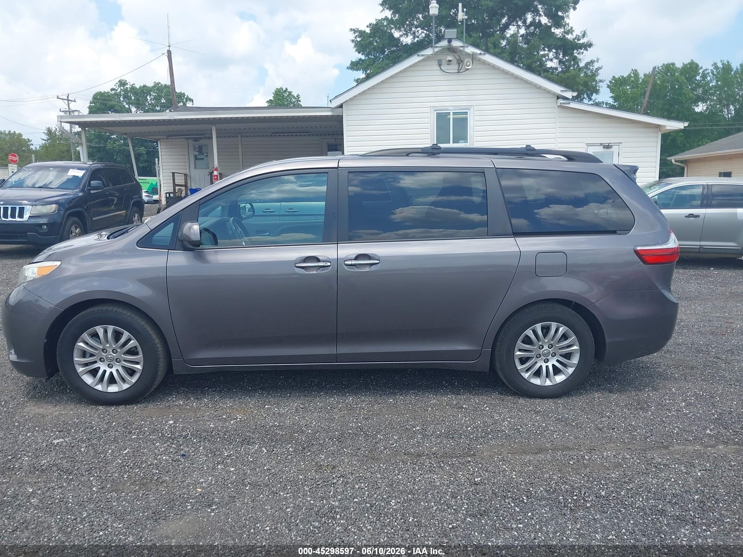 2015 Toyota Sienna Xle 8 Passenger Silver vin: 5TDYK3DC6FS530420