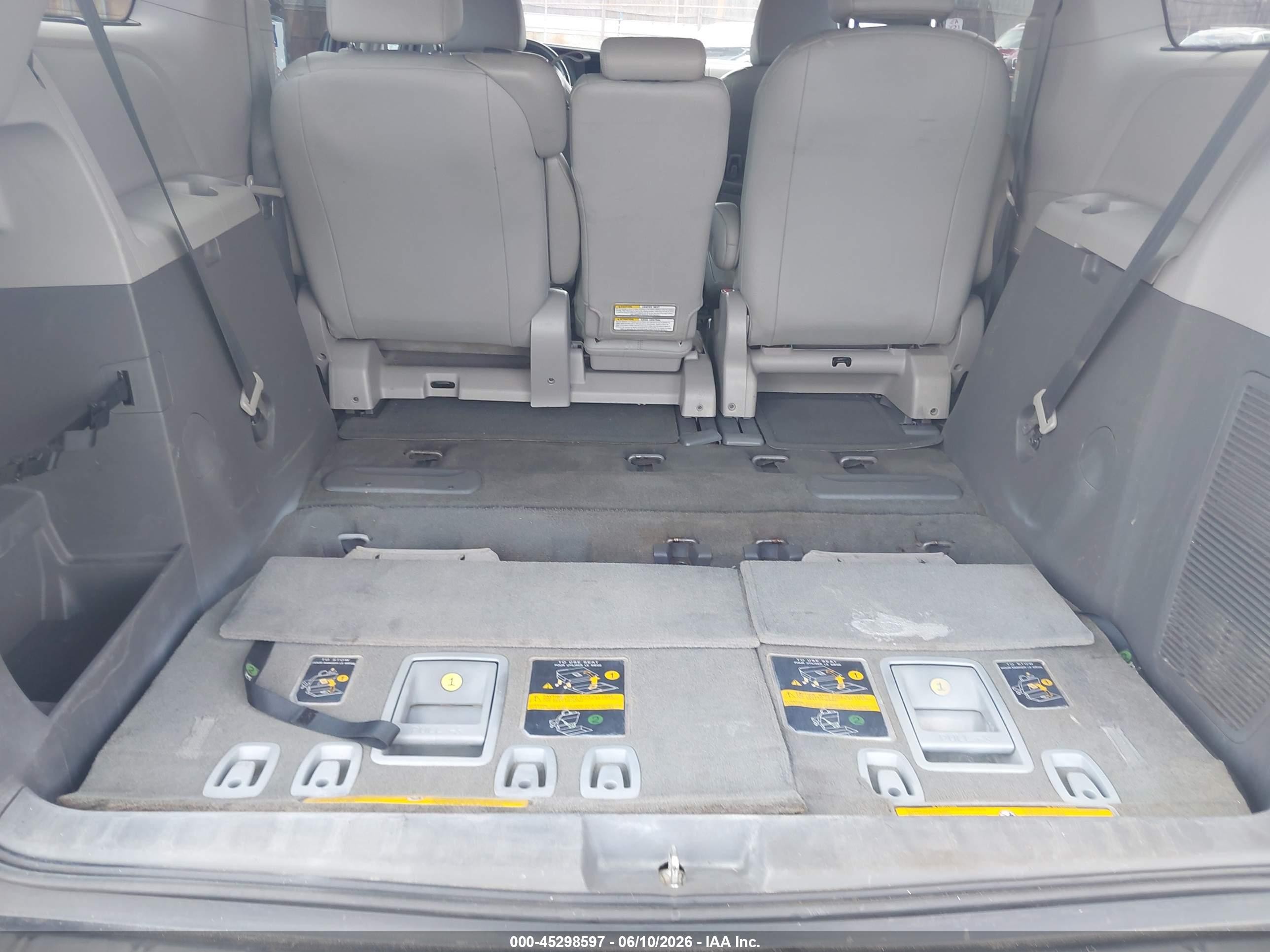 2015 Toyota Sienna Xle 8 Passenger Silver vin: 5TDYK3DC6FS530420