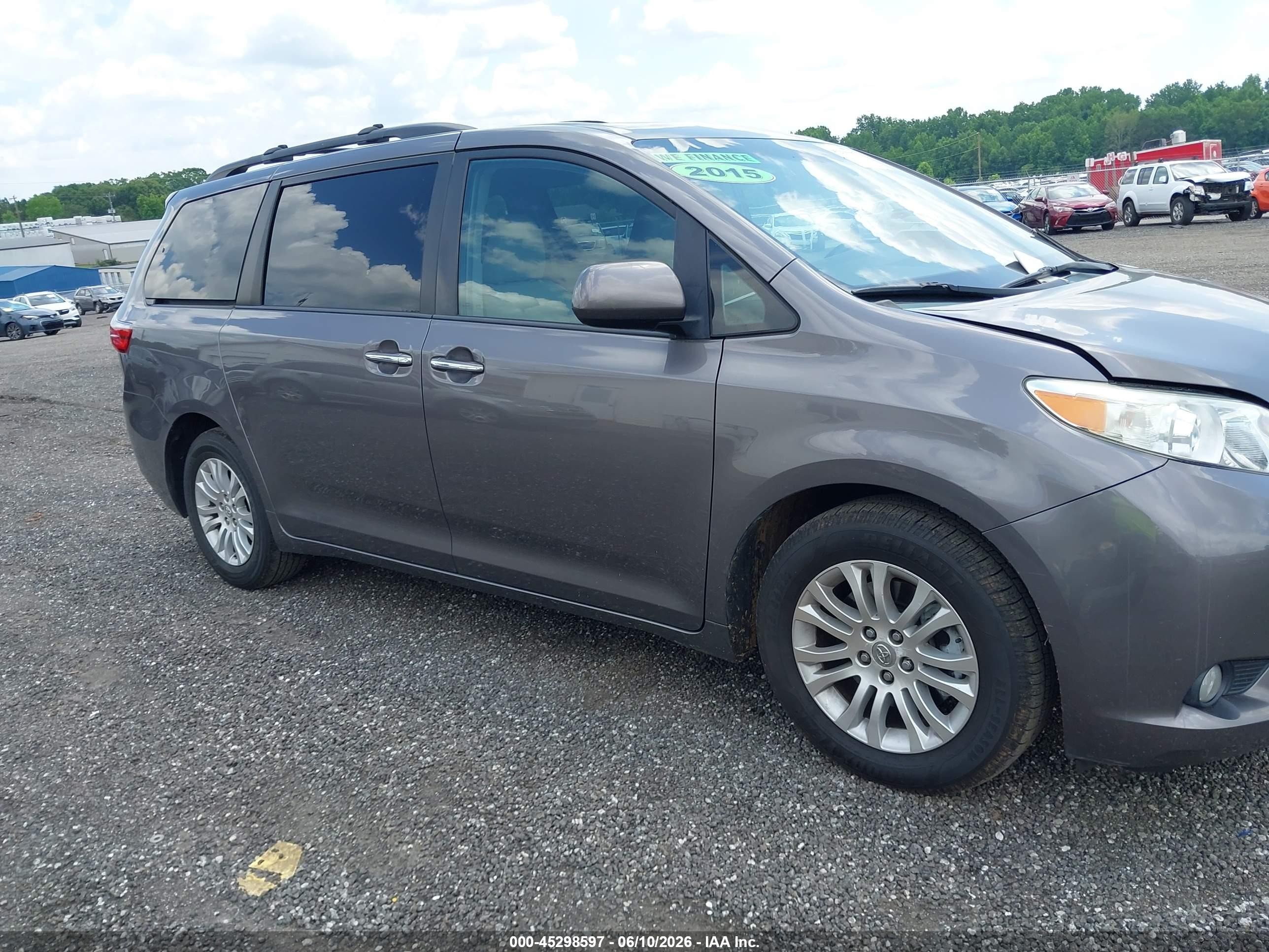 2015 Toyota Sienna Xle 8 Passenger Silver vin: 5TDYK3DC6FS530420