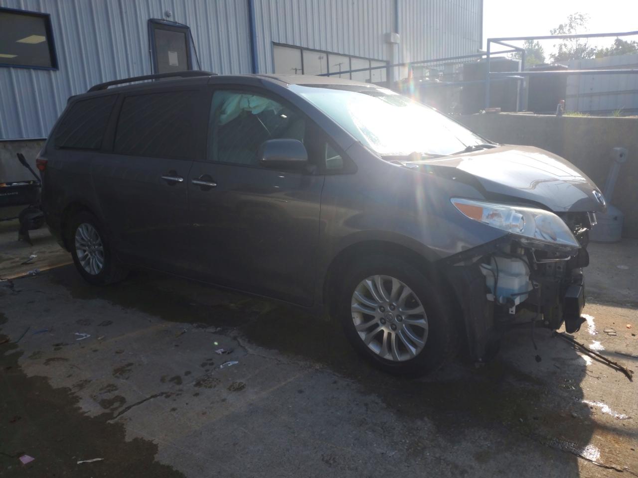 2015 Toyota Sienna Xle 8-passenger Gray vin: 5TDYK3DC6FS530966