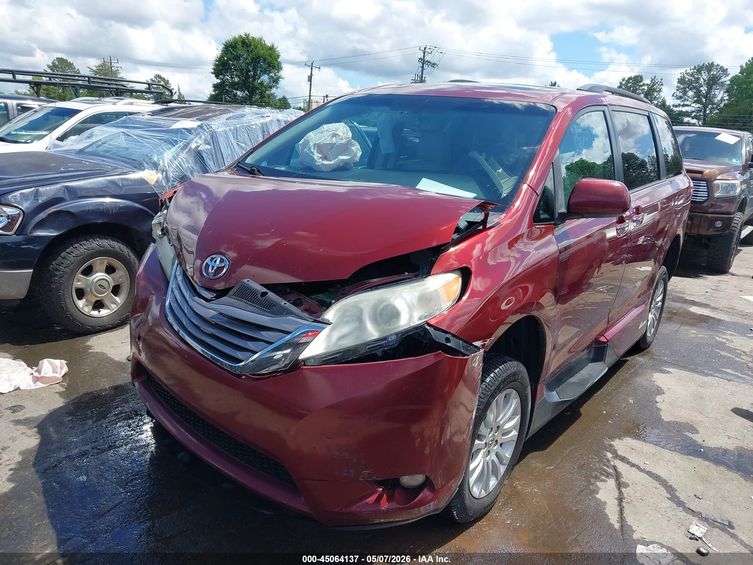 2015 Toyota Sienna Xle 8 Passenger Red vin: 5TDYK3DC6FS535438