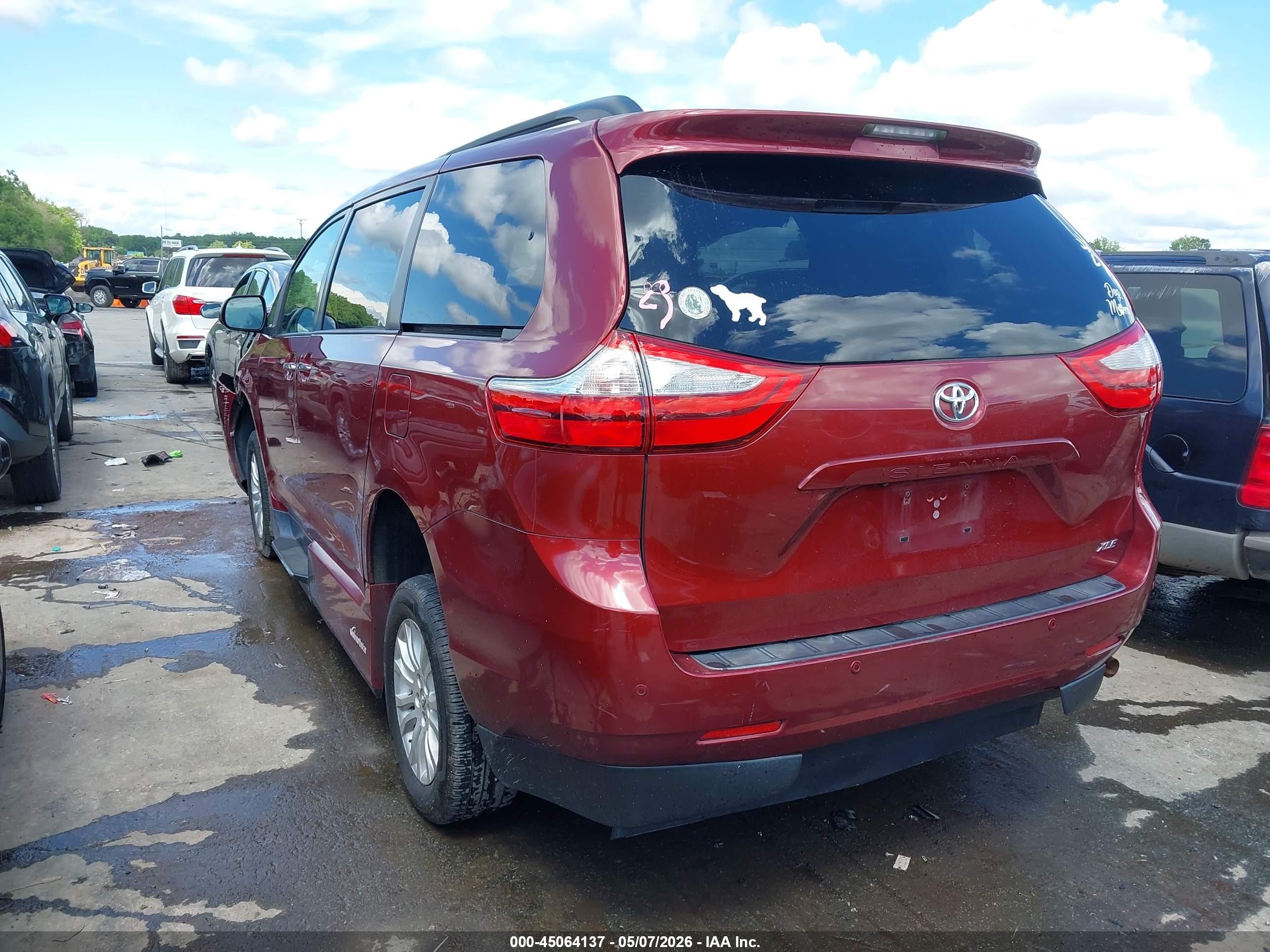 2015 Toyota Sienna Xle 8 Passenger Red vin: 5TDYK3DC6FS535438
