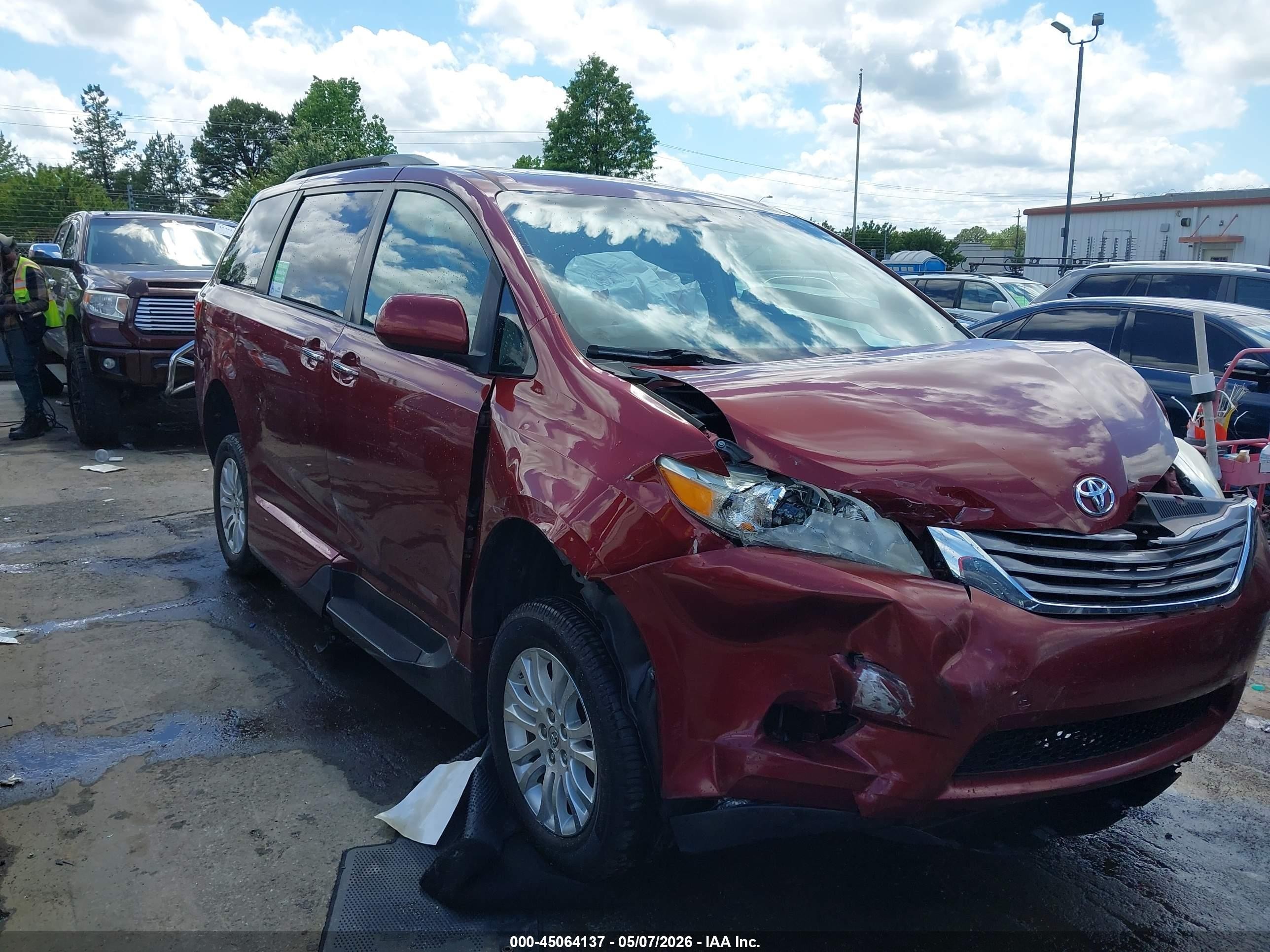 2015 Toyota Sienna Xle 8 Passenger Red vin: 5TDYK3DC6FS535438