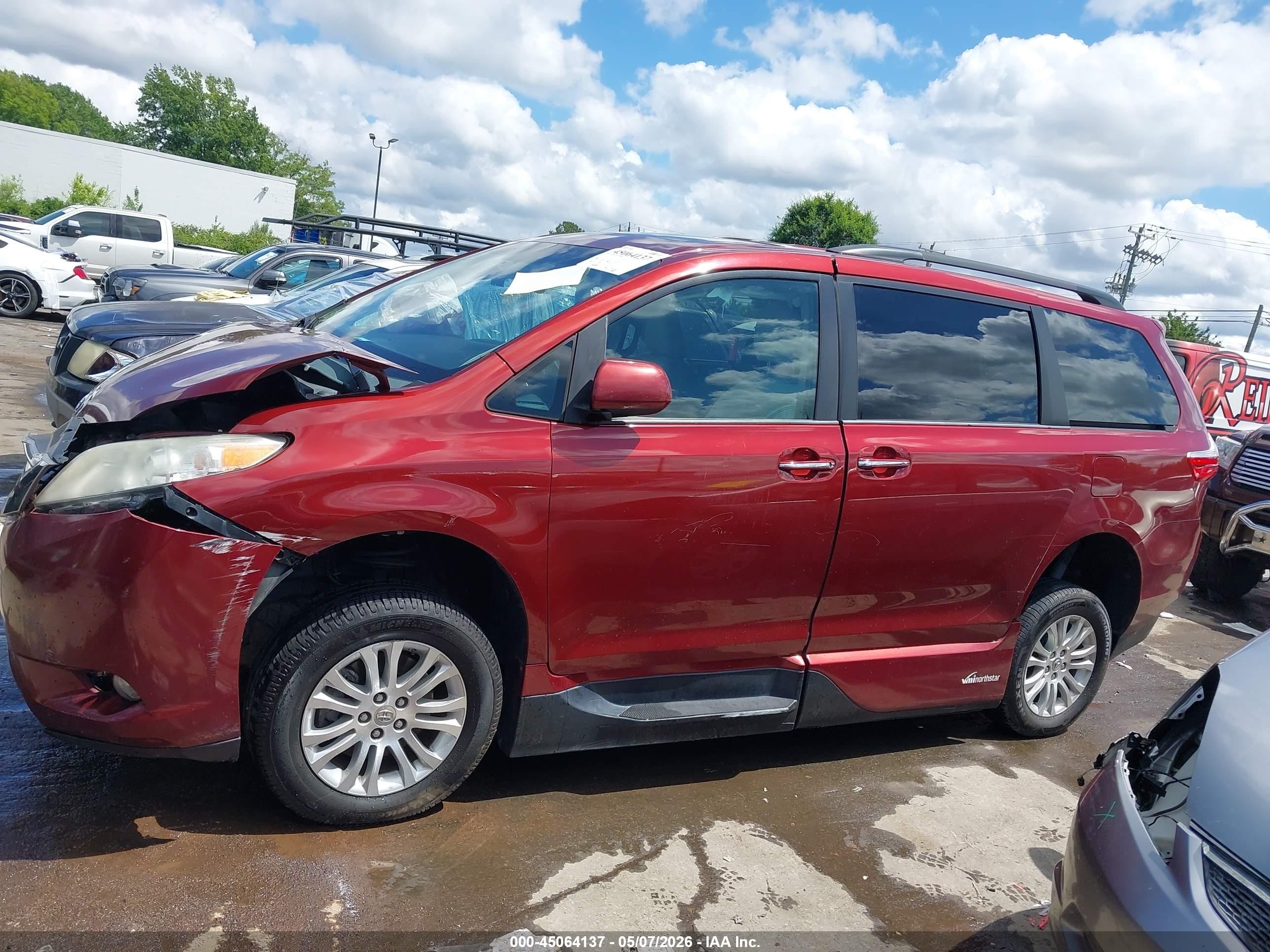 2015 Toyota Sienna Xle 8 Passenger Red vin: 5TDYK3DC6FS535438