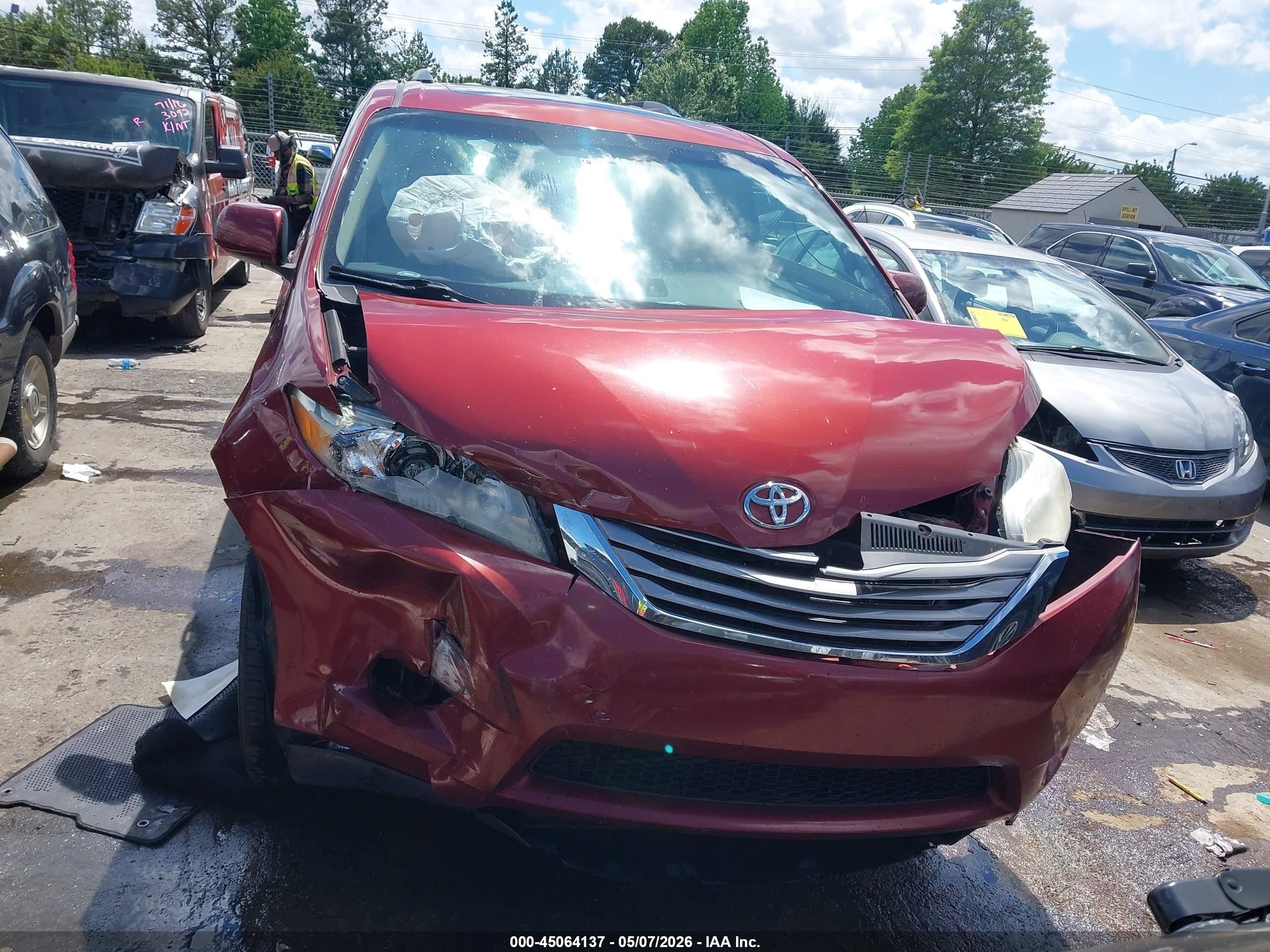 2015 Toyota Sienna Xle 8 Passenger Red vin: 5TDYK3DC6FS535438