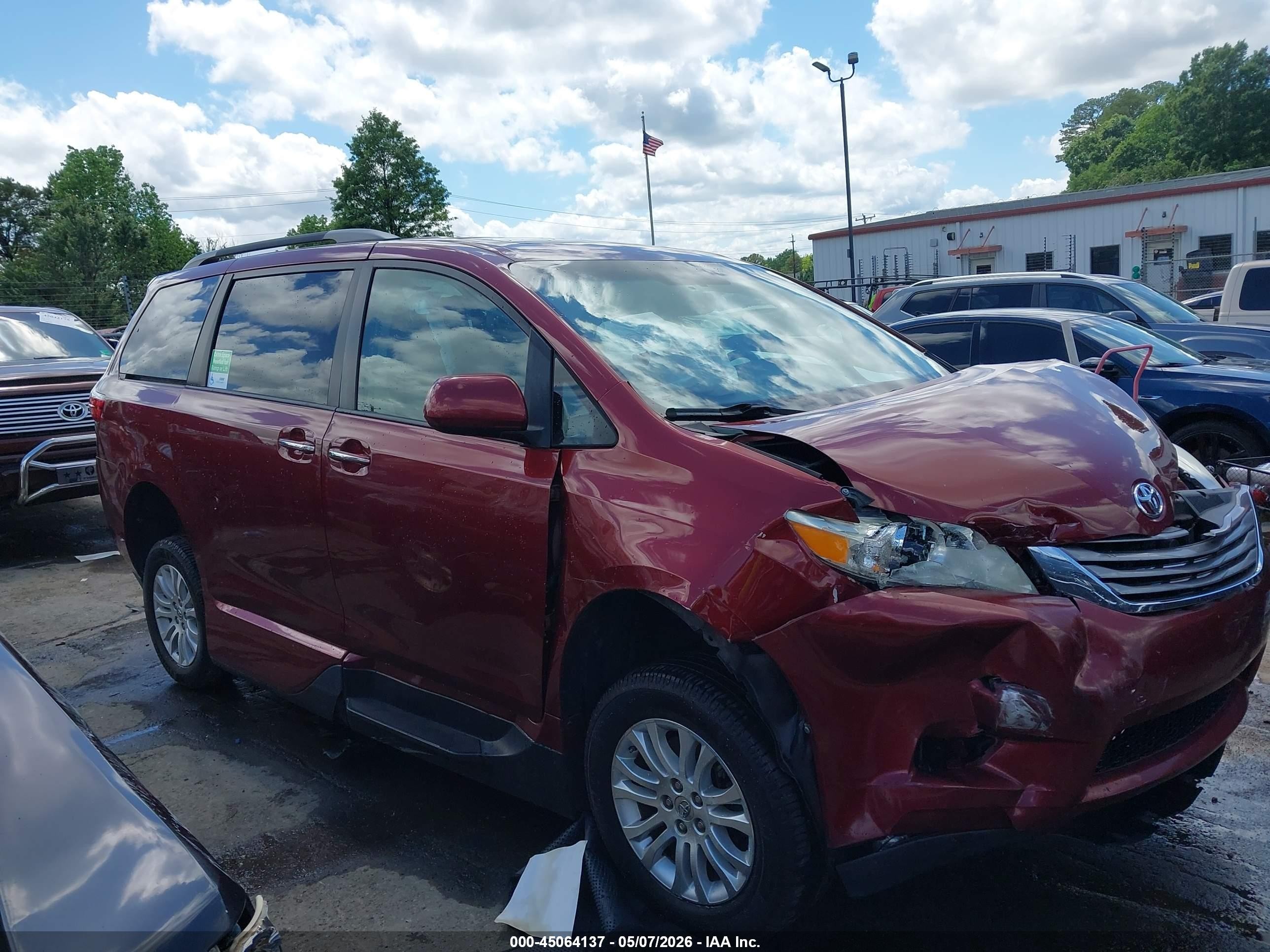 2015 Toyota Sienna Xle 8 Passenger Red vin: 5TDYK3DC6FS535438