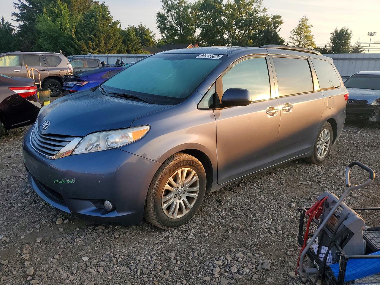 2015 Toyota Sienna Xle Premium 8-passenger Blue vin: 5TDYK3DC6FS584901