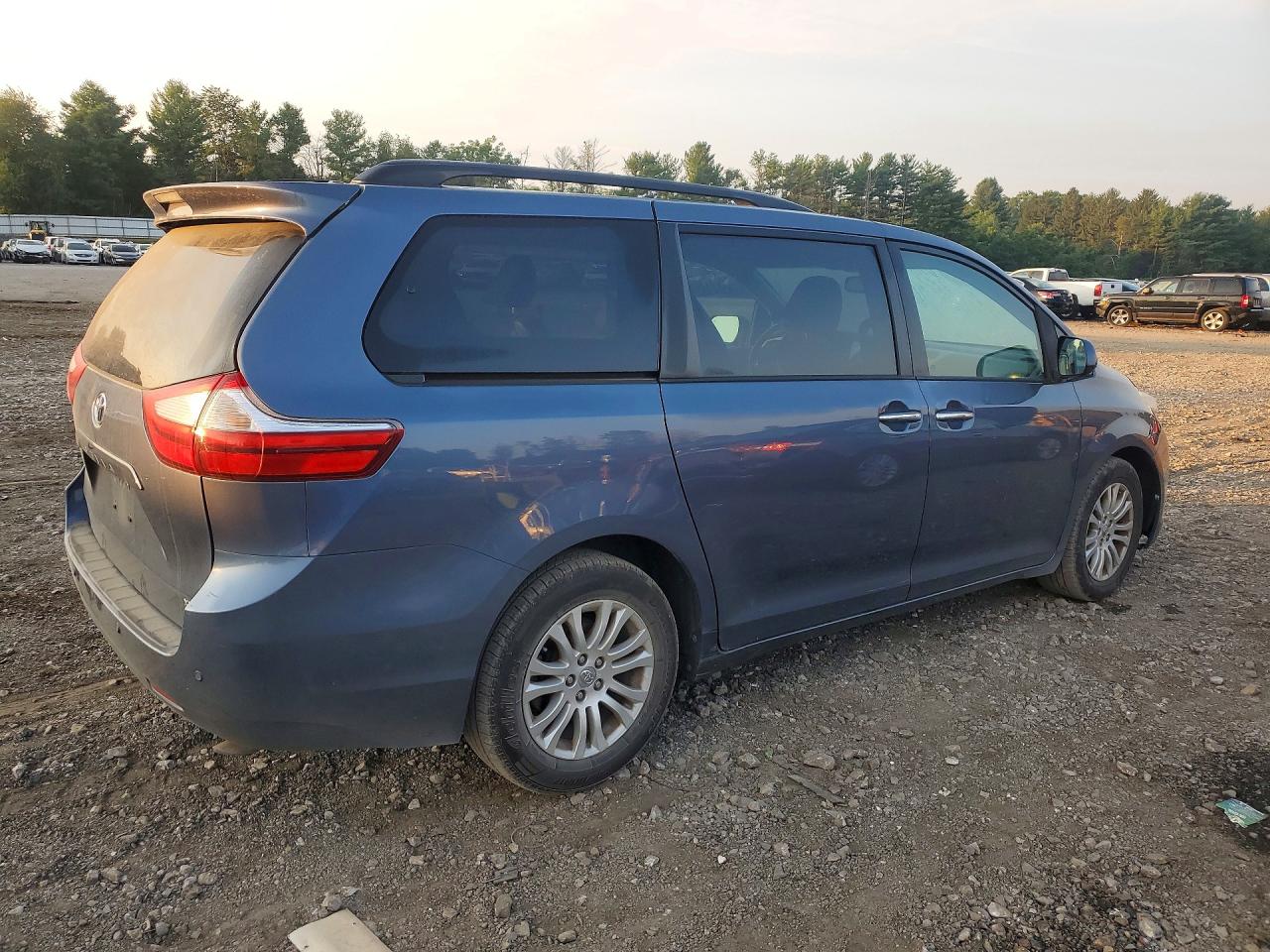 2015 Toyota Sienna Xle Premium 8-passenger Blue vin: 5TDYK3DC6FS584901