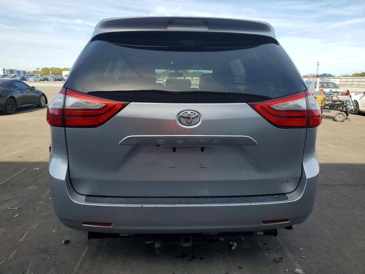 2015 Toyota Sienna Xle 8-passenger Blue vin: 5TDYK3DC6FS626886