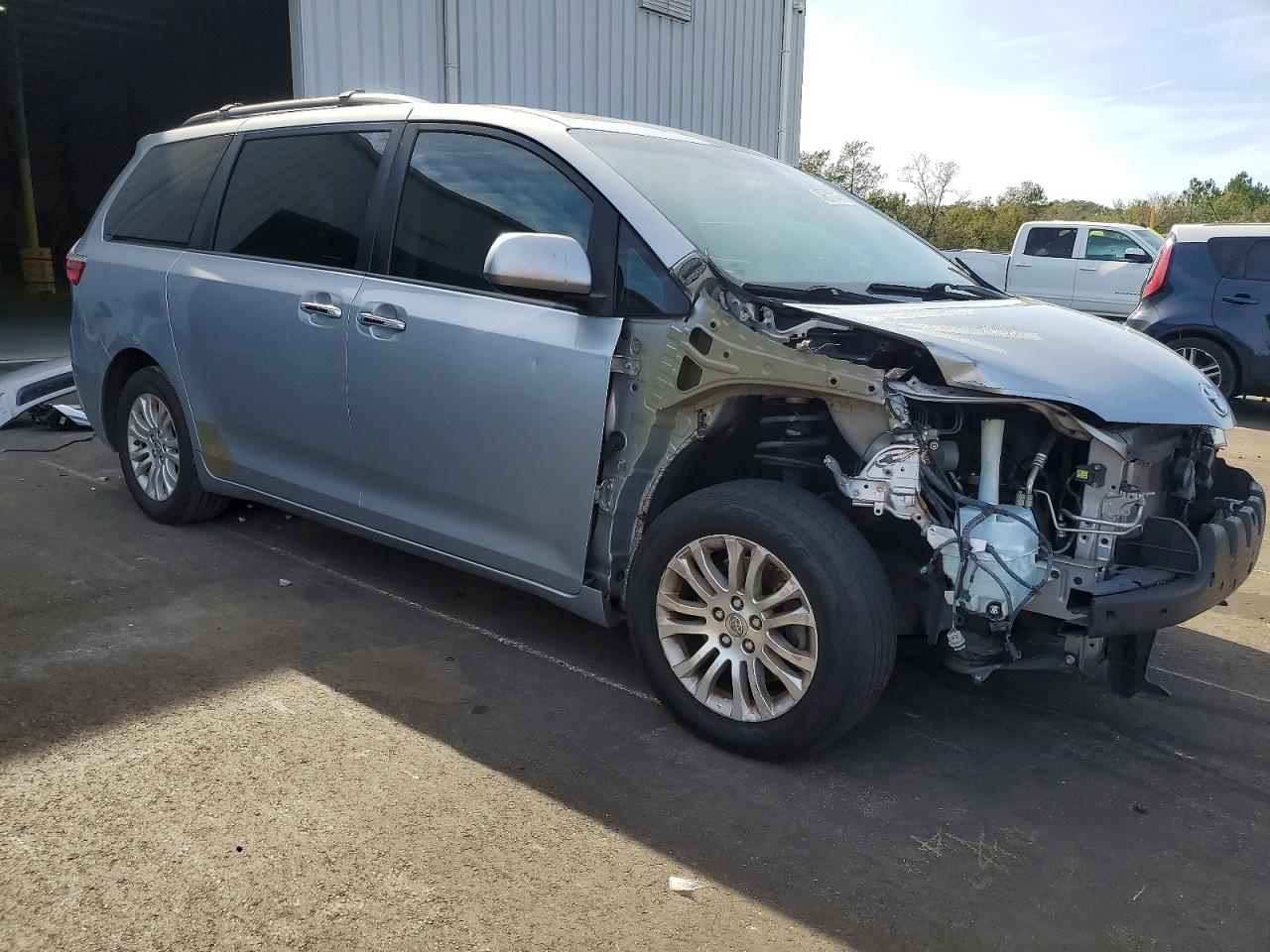 2015 Toyota Sienna Xle 8-passenger Blue vin: 5TDYK3DC6FS626886
