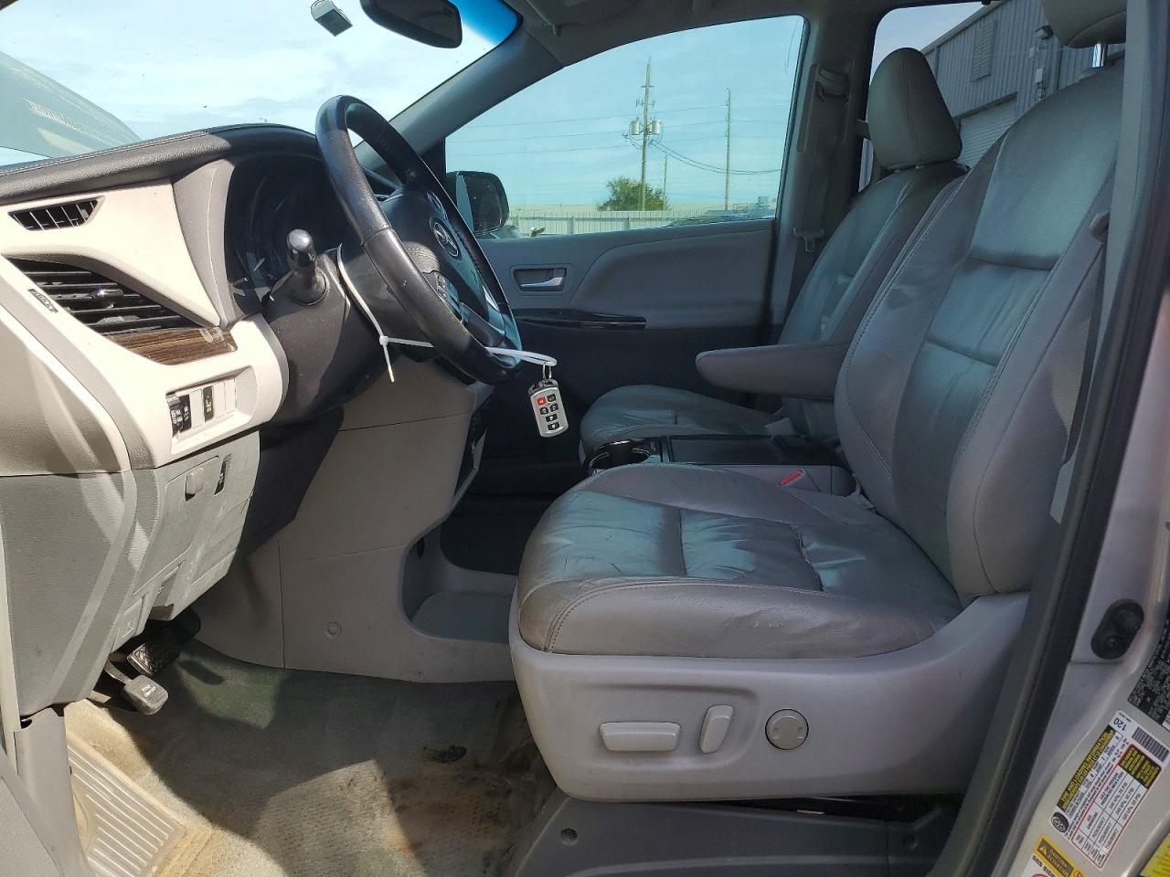 2015 Toyota Sienna Xle 8-passenger Blue vin: 5TDYK3DC6FS626886