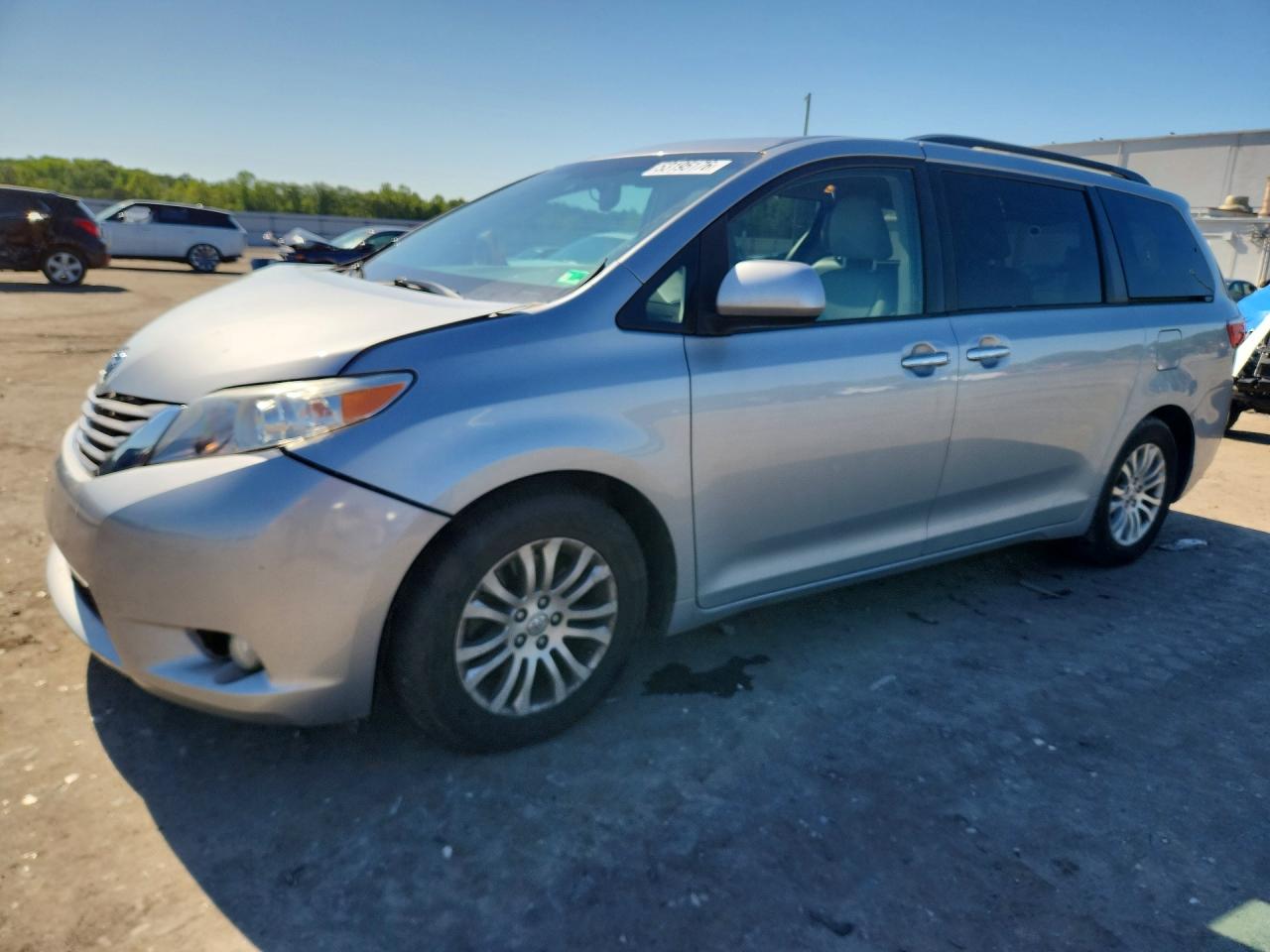 2015 Toyota Sienna Xle Premium 8-passenger Silver vin: 5TDYK3DC6FS635877