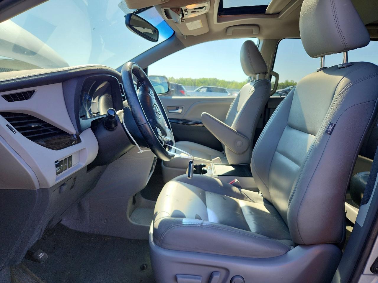2015 Toyota Sienna Xle Premium 8-passenger Silver vin: 5TDYK3DC6FS635877