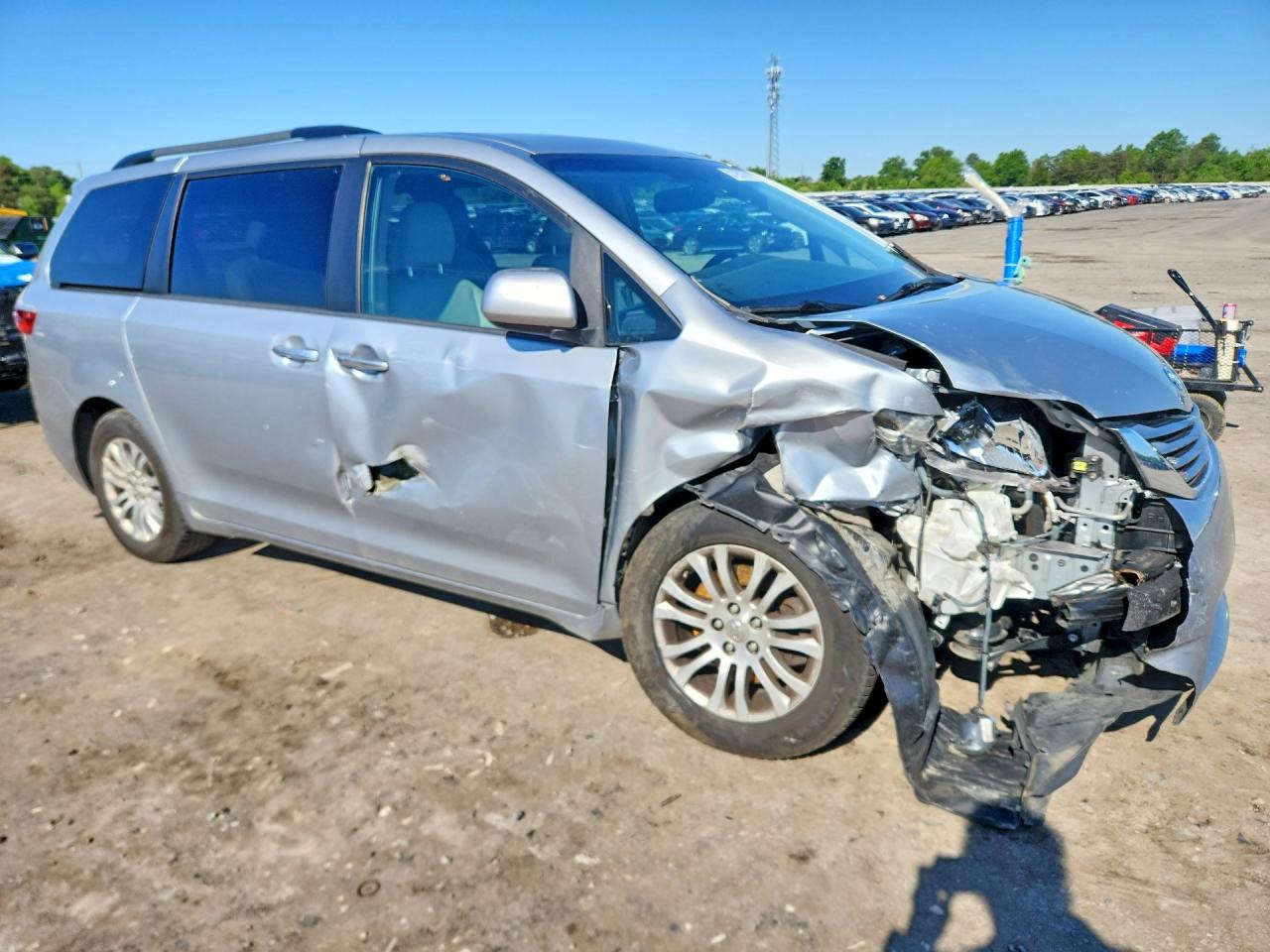 2015 Toyota Sienna Xle Premium 8-passenger Silver vin: 5TDYK3DC6FS635877