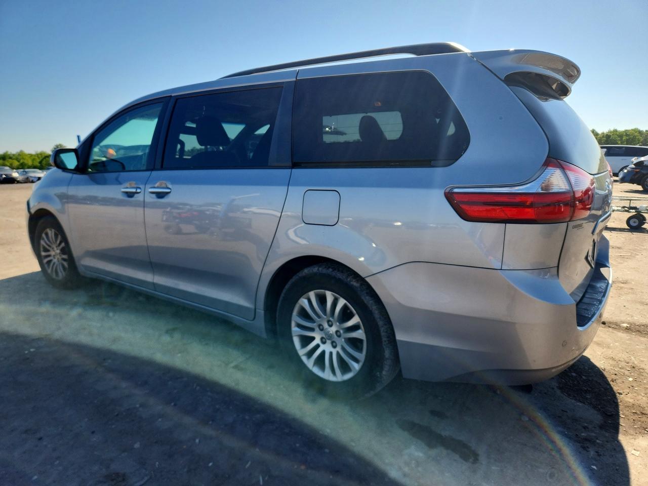 2015 Toyota Sienna Xle Premium 8-passenger Silver vin: 5TDYK3DC6FS635877