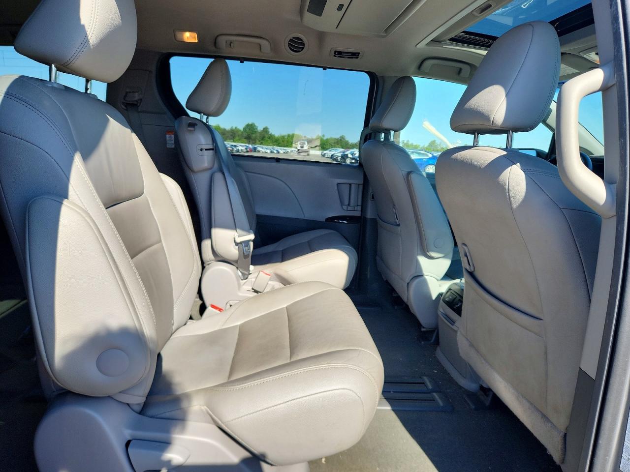 2015 Toyota Sienna Xle Premium 8-passenger Silver vin: 5TDYK3DC6FS635877