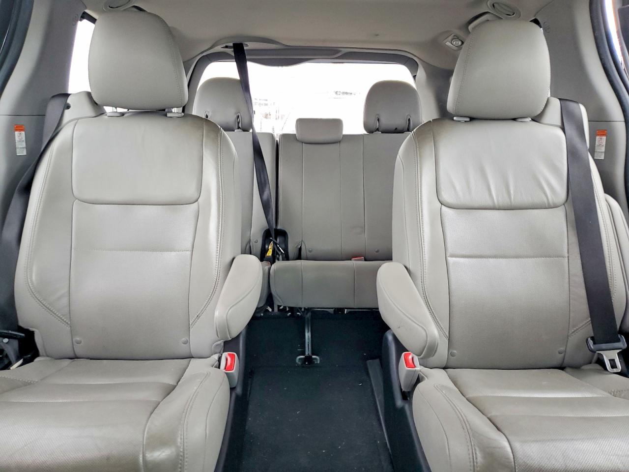 2015 Toyota Sienna Limited Premium 7-passenger Серебряный vin: 5TDYK3DC6FS648628