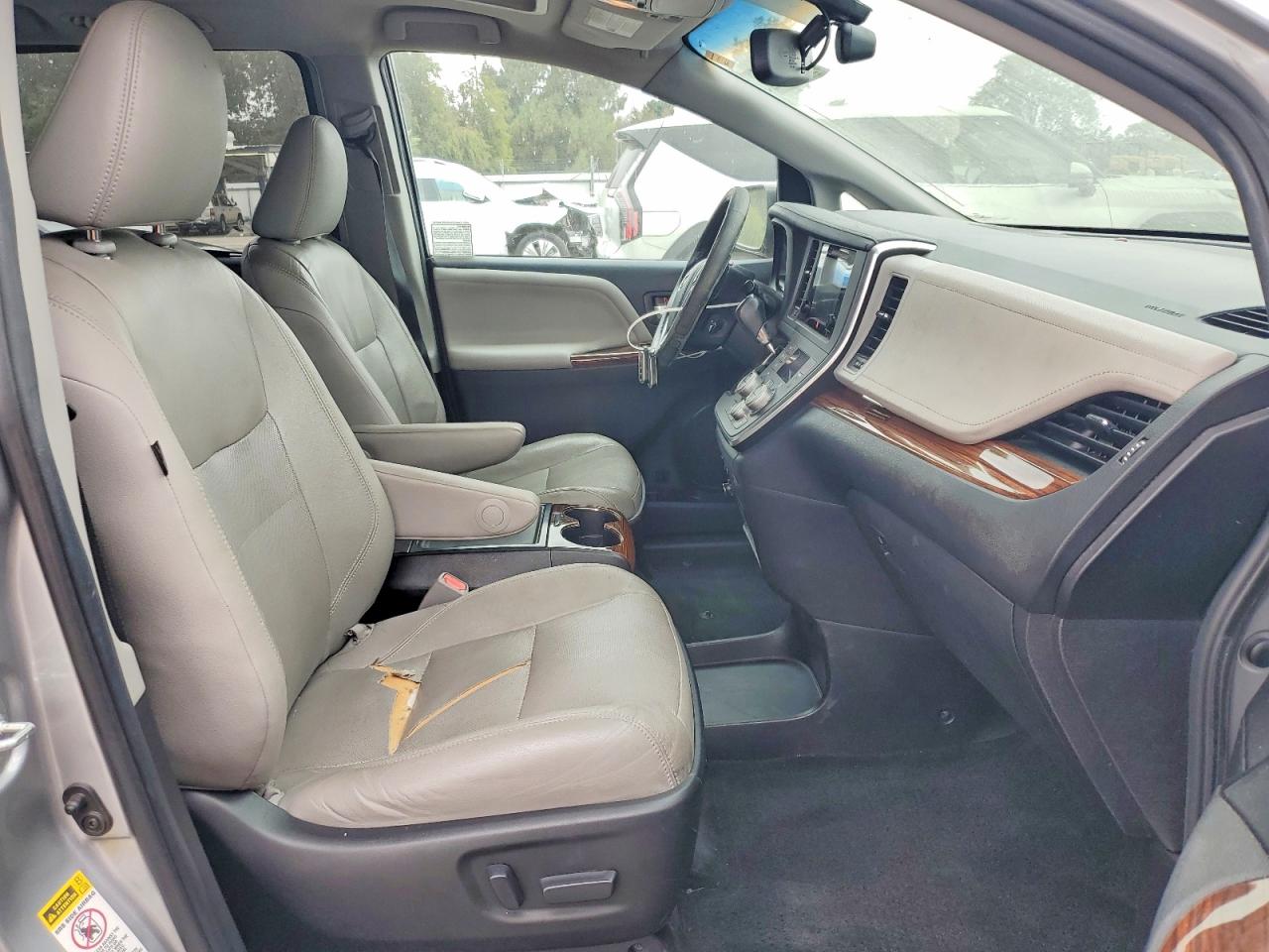 2015 Toyota Sienna Limited Premium 7-passenger Серебряный vin: 5TDYK3DC6FS648628
