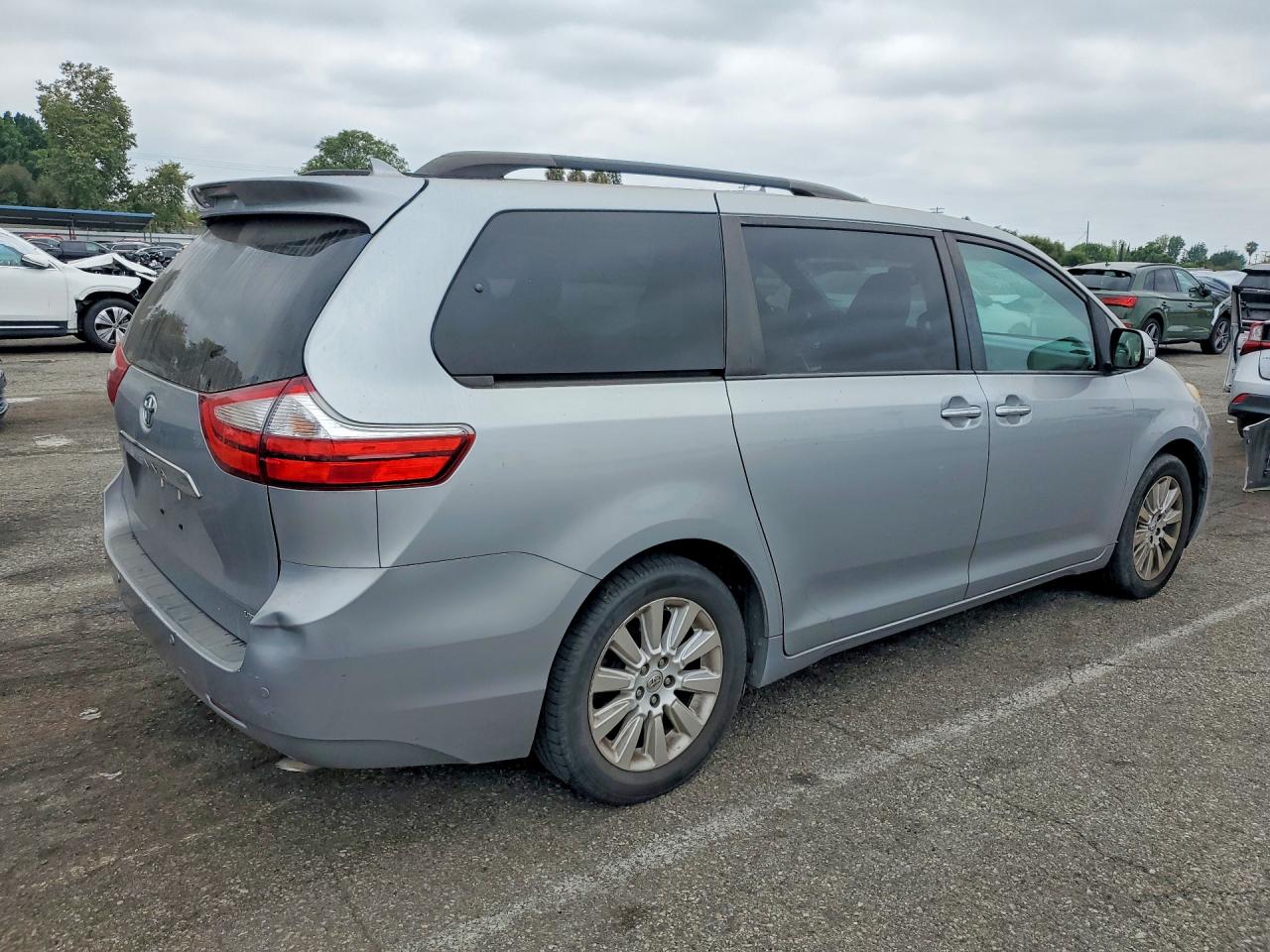 2015 Toyota Sienna Limited Premium 7-passenger Серебряный vin: 5TDYK3DC6FS648628