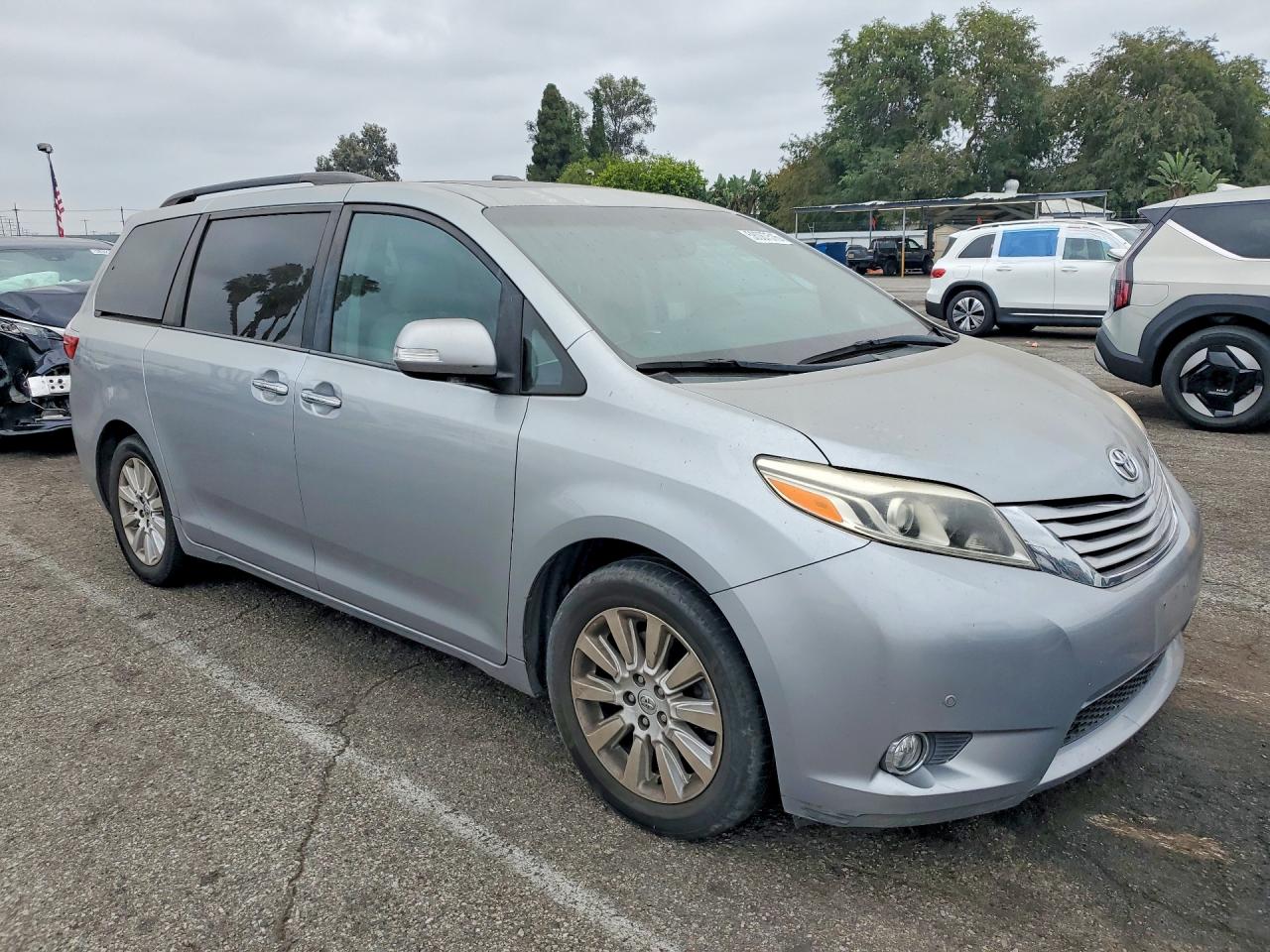 2015 Toyota Sienna Limited Premium 7-passenger Серебряный vin: 5TDYK3DC6FS648628