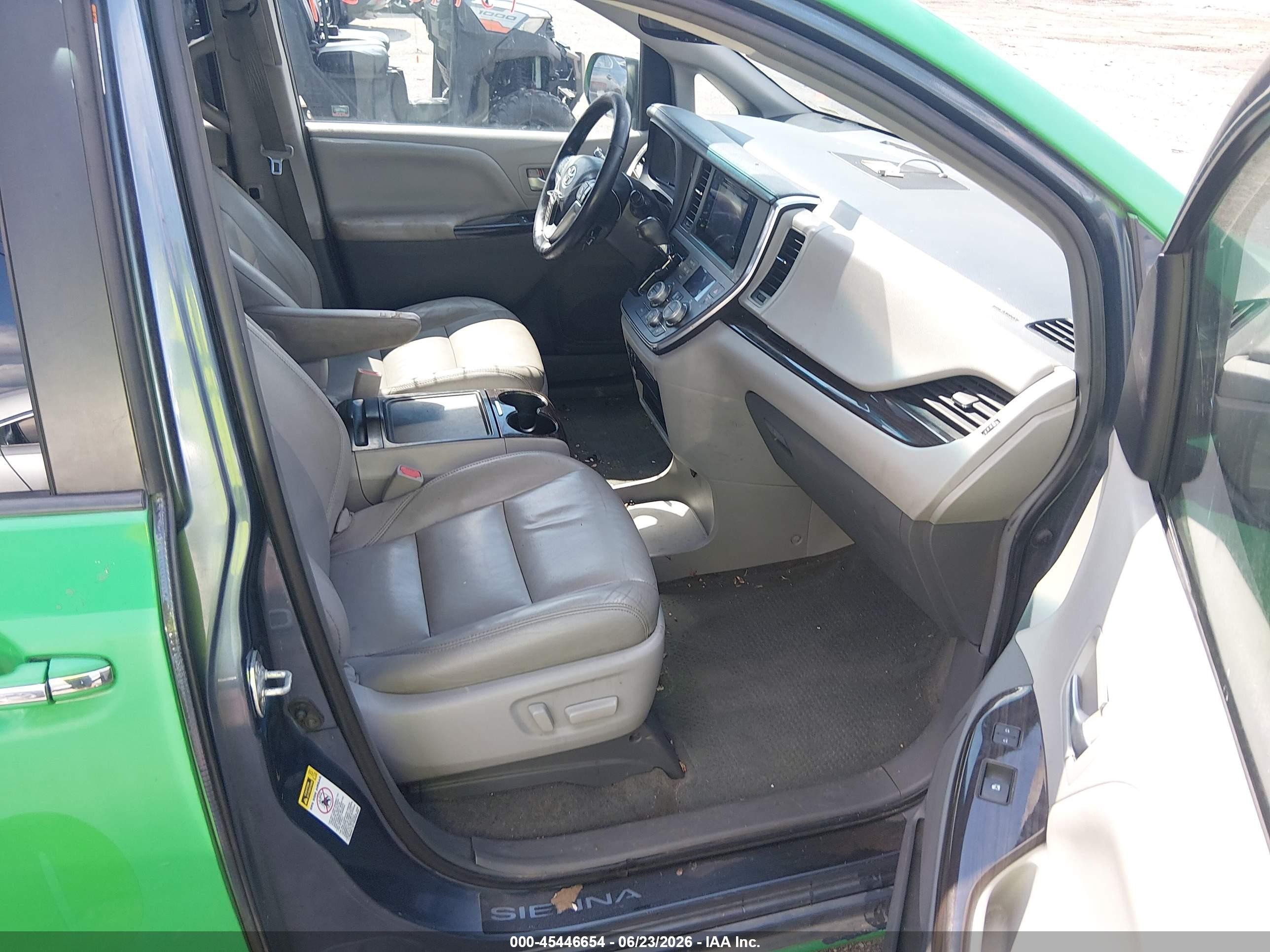 2015 Toyota Sienna Xle 8 Passenger Green vin: 5TDYK3DC6FS656521