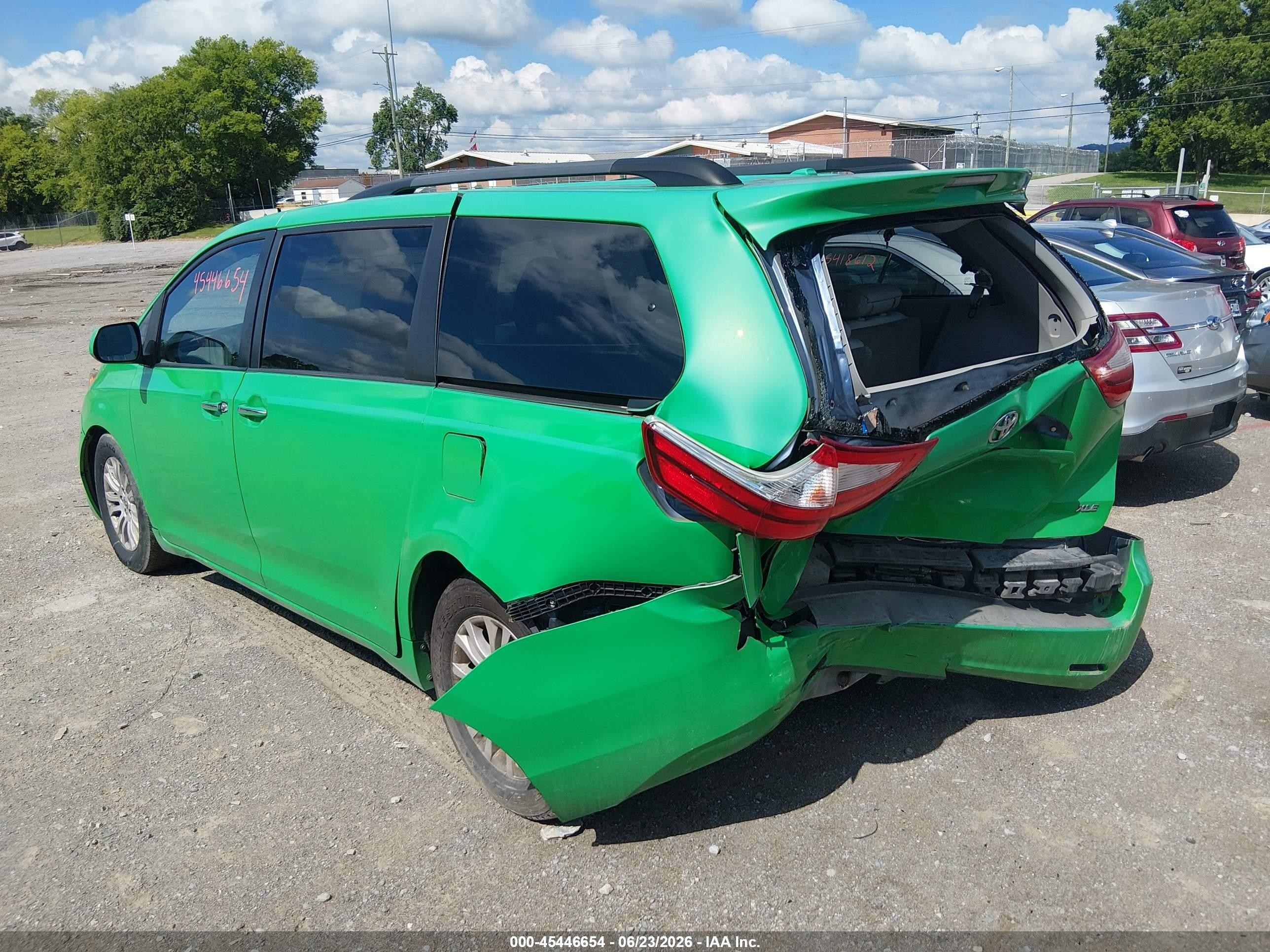 2015 Toyota Sienna Xle 8 Passenger Green vin: 5TDYK3DC6FS656521