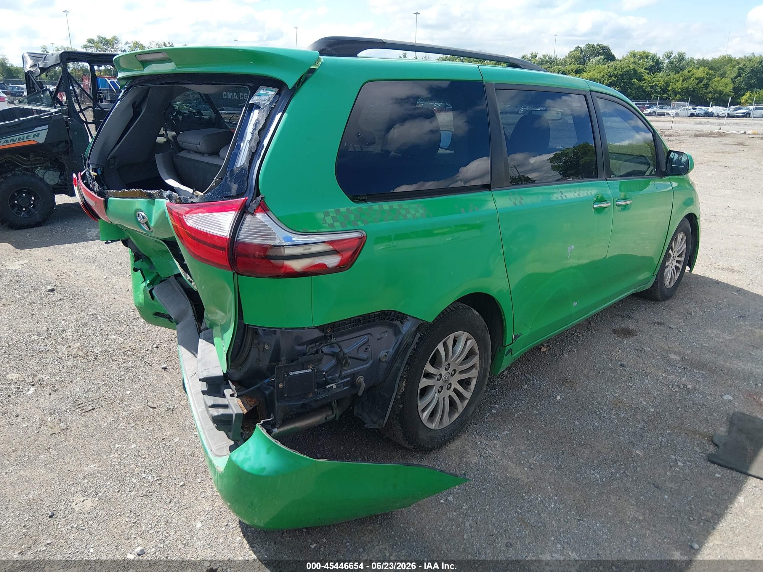 2015 Toyota Sienna Xle 8 Passenger Green vin: 5TDYK3DC6FS656521