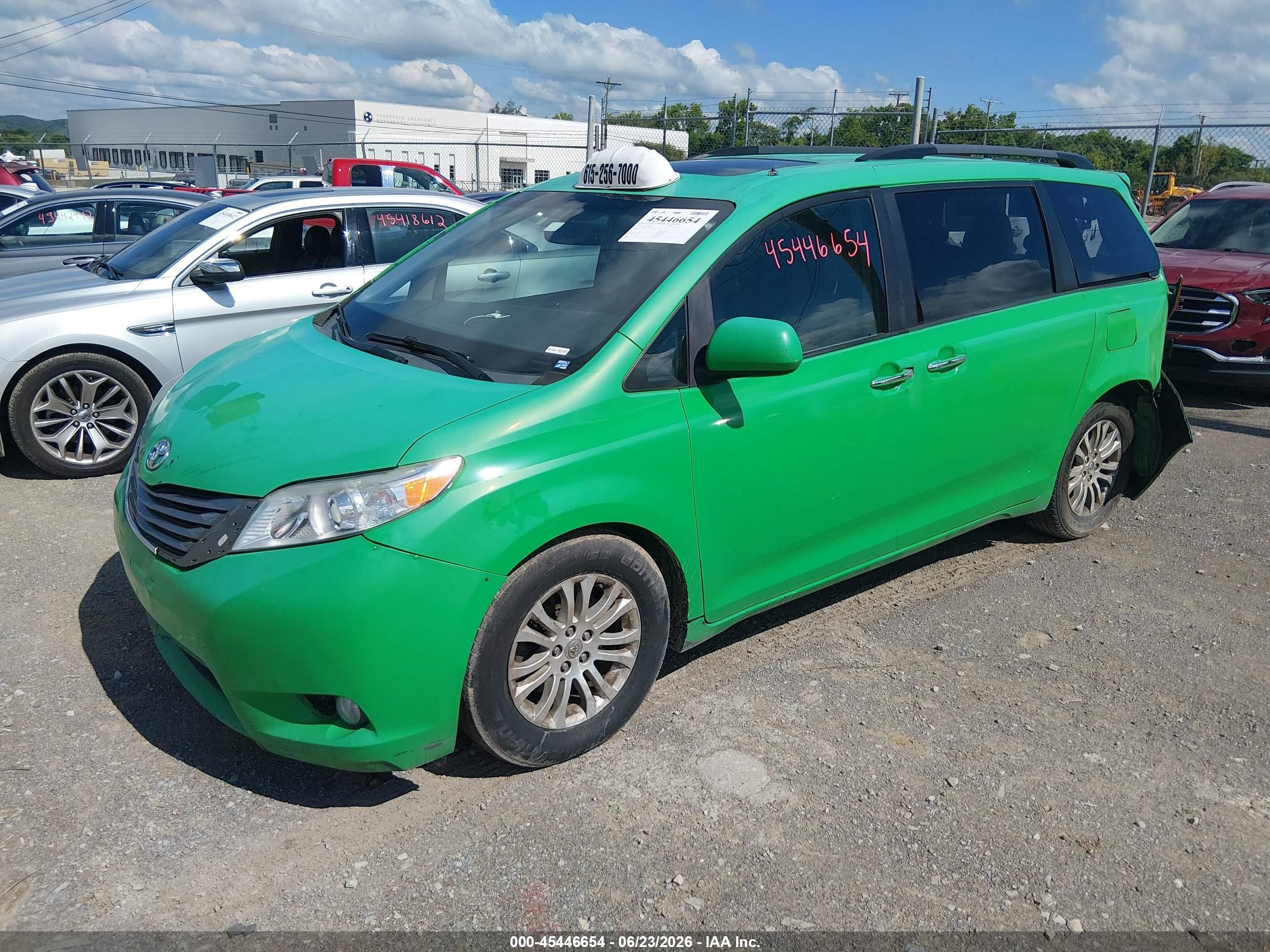 2015 Toyota Sienna Xle 8 Passenger Green vin: 5TDYK3DC6FS656521