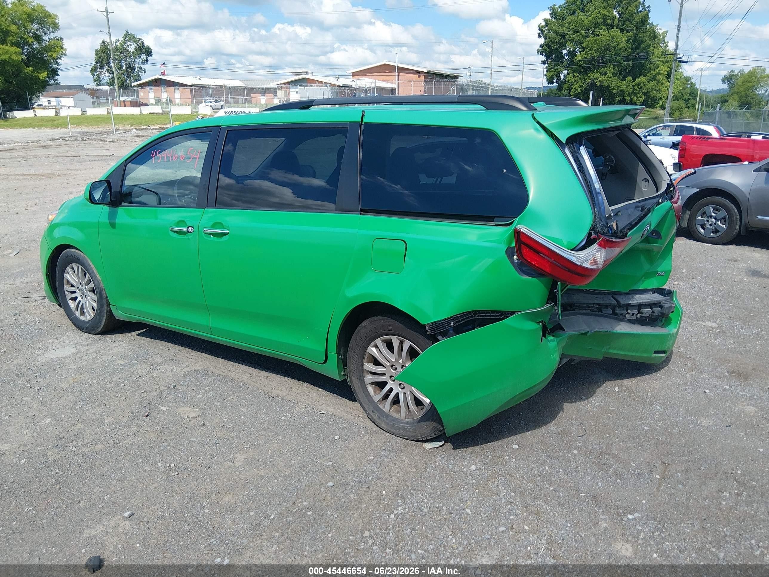 2015 Toyota Sienna Xle 8 Passenger Green vin: 5TDYK3DC6FS656521