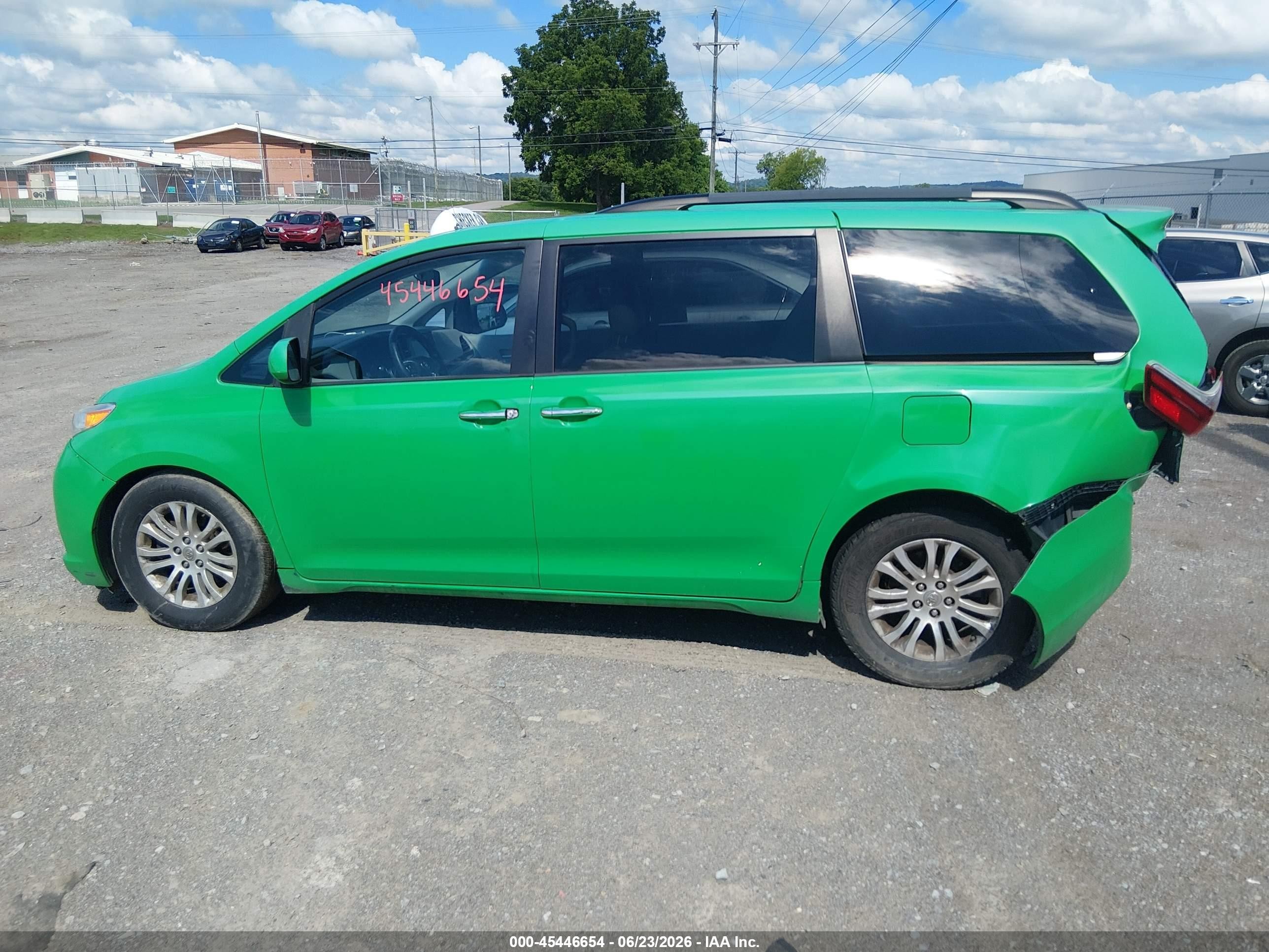 2015 Toyota Sienna Xle 8 Passenger Green vin: 5TDYK3DC6FS656521