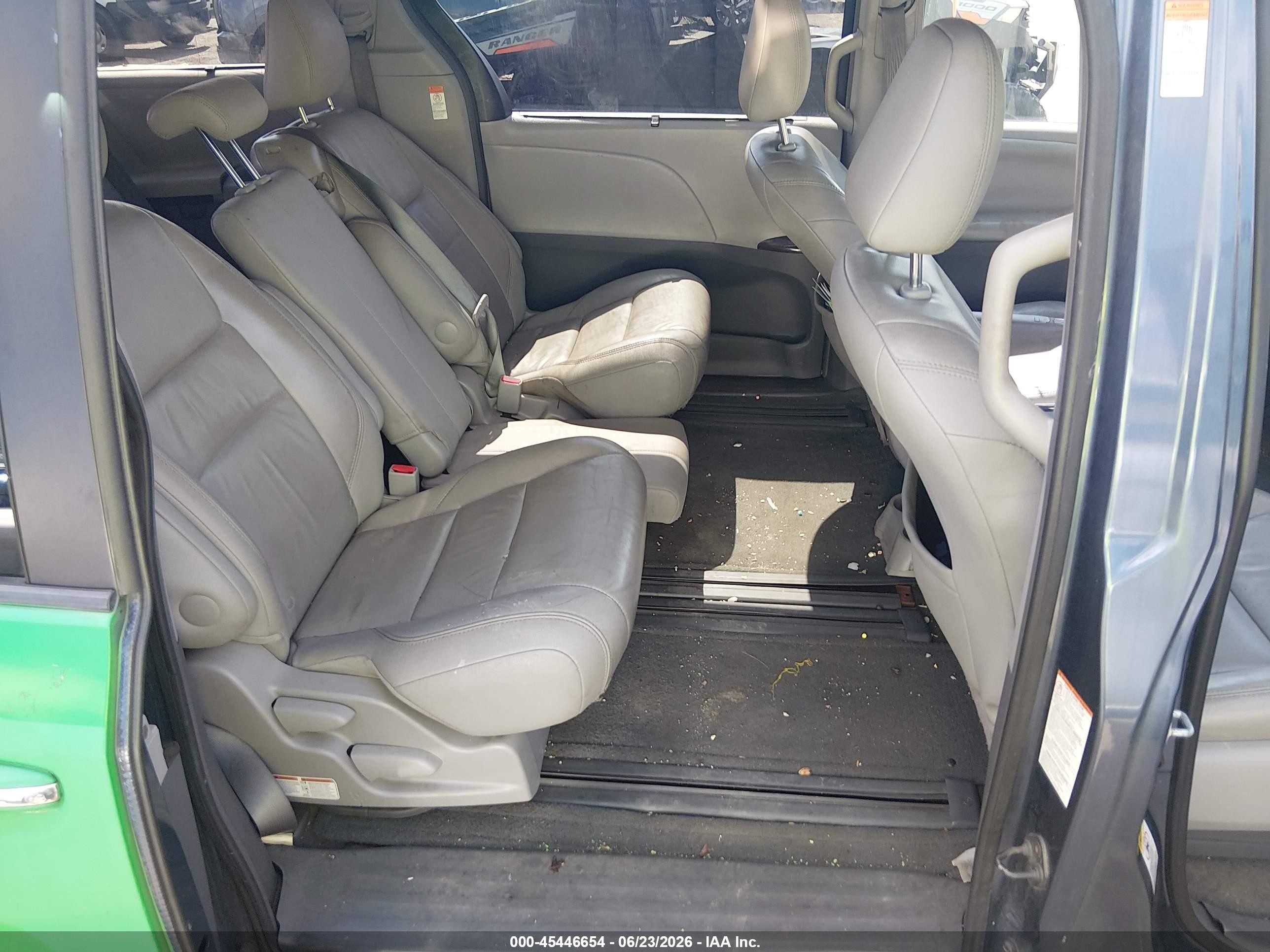2015 Toyota Sienna Xle 8 Passenger Green vin: 5TDYK3DC6FS656521