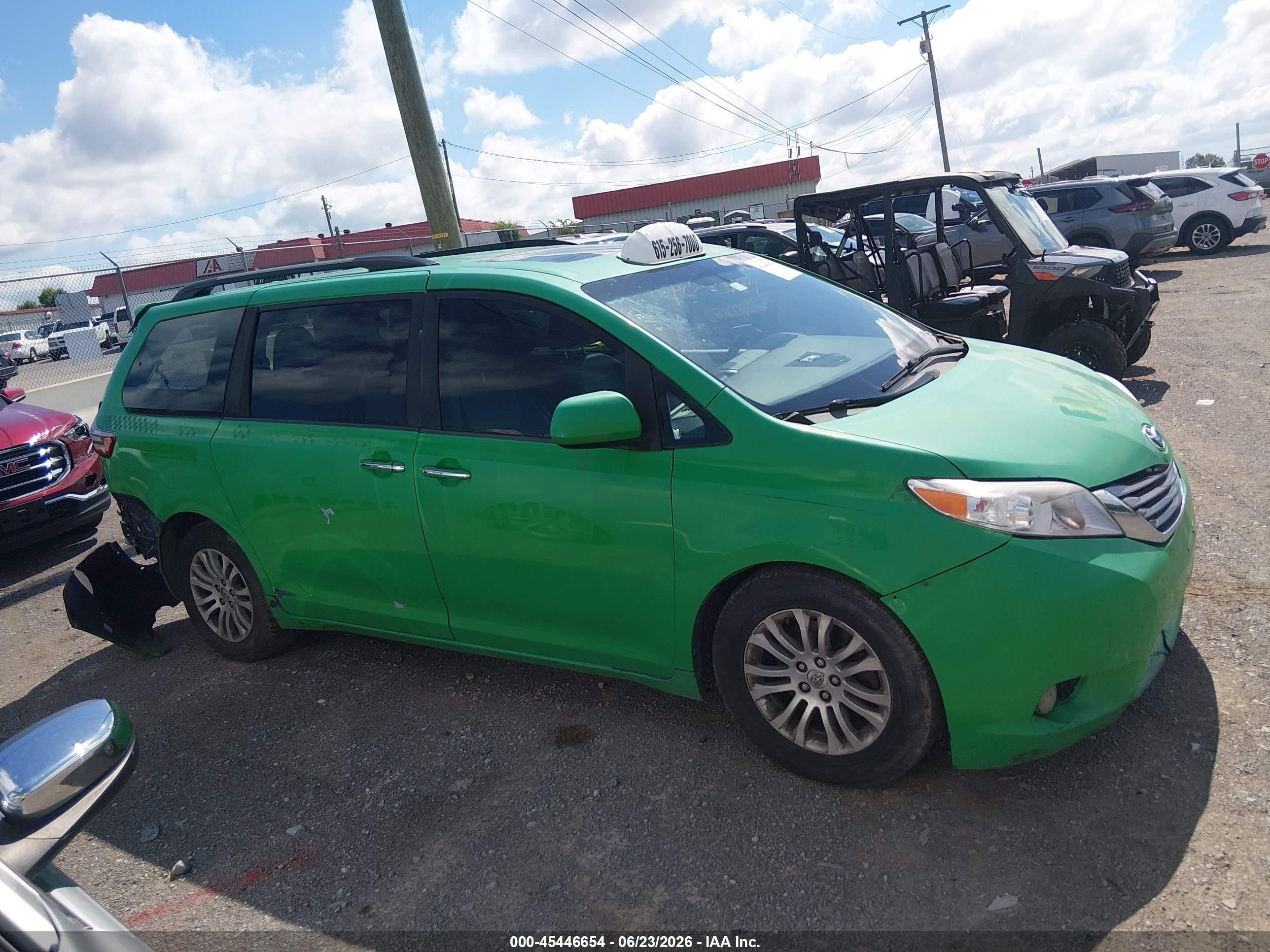 2015 Toyota Sienna Xle 8 Passenger Green vin: 5TDYK3DC6FS656521