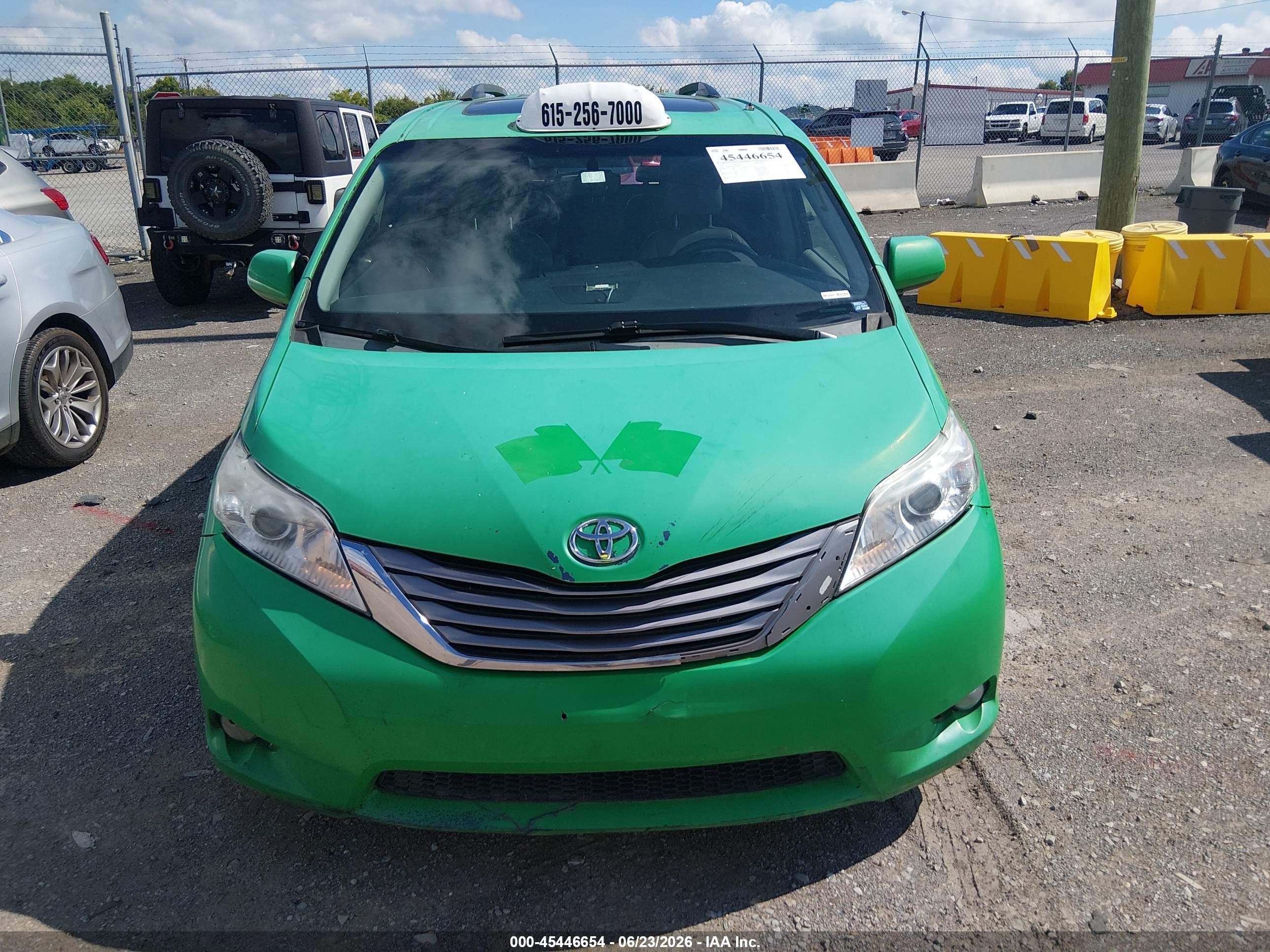 2015 Toyota Sienna Xle 8 Passenger Green vin: 5TDYK3DC6FS656521