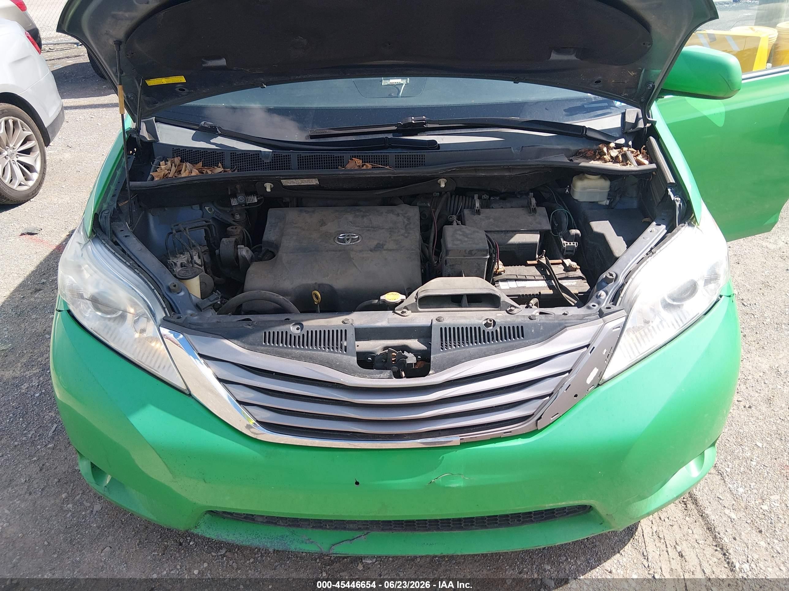 2015 Toyota Sienna Xle 8 Passenger Green vin: 5TDYK3DC6FS656521