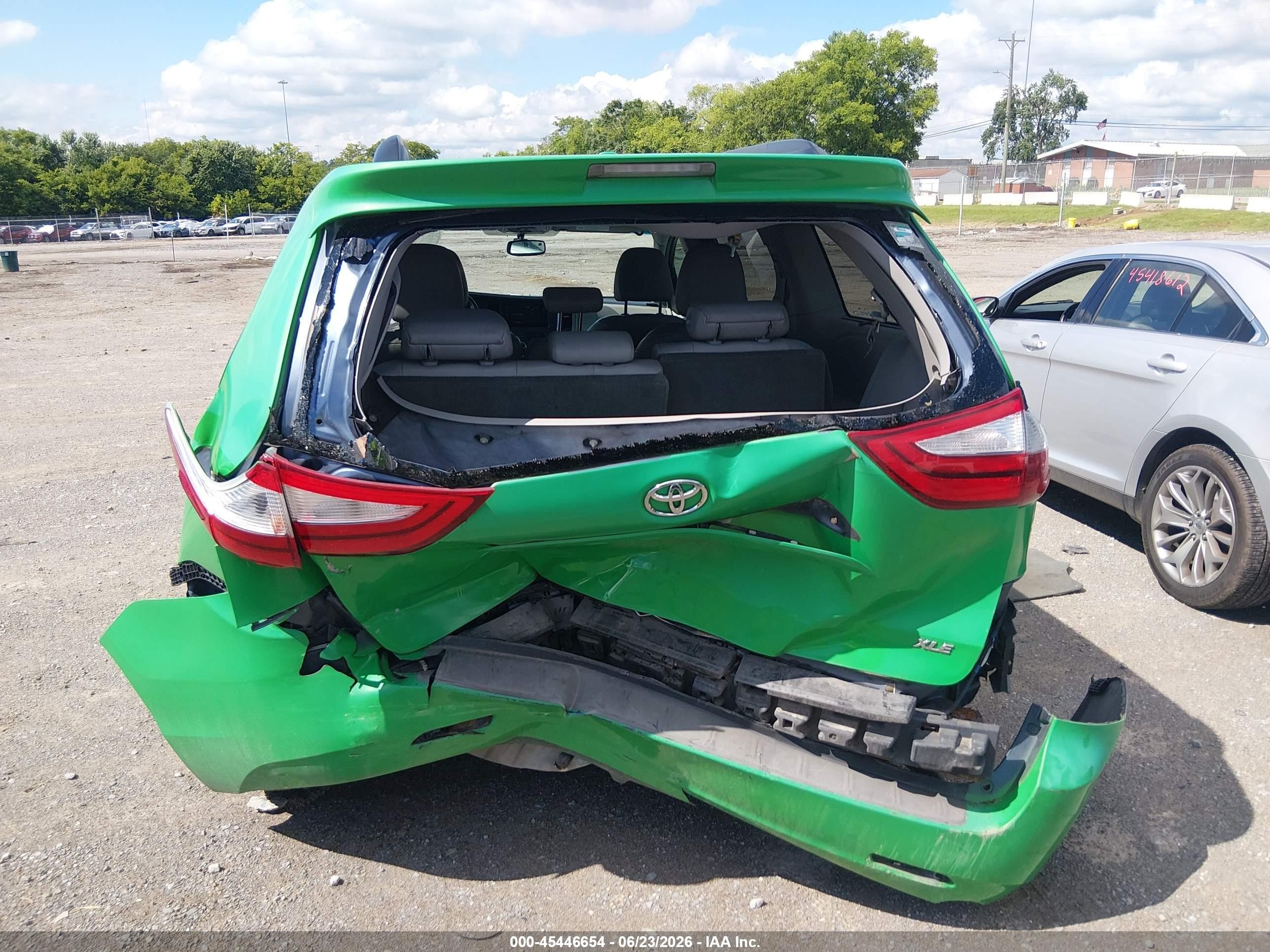 2015 Toyota Sienna Xle 8 Passenger Green vin: 5TDYK3DC6FS656521