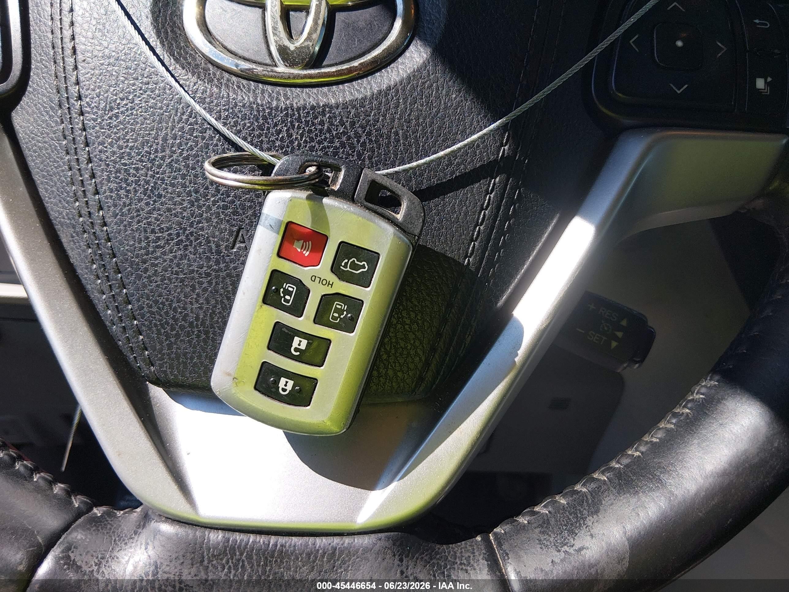 2015 Toyota Sienna Xle 8 Passenger Green vin: 5TDYK3DC6FS656521