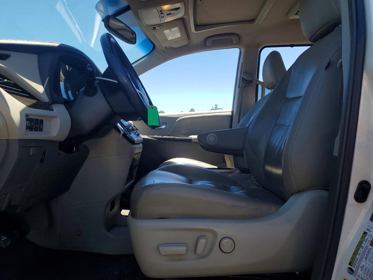 2015 Toyota Sienna Xle Premium 8-passenger White vin: 5TDYK3DC6FS671634