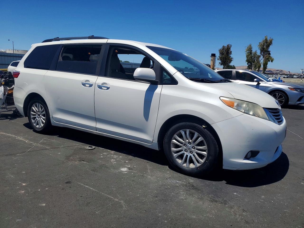 2015 Toyota Sienna Xle Premium 8-passenger White vin: 5TDYK3DC6FS671634