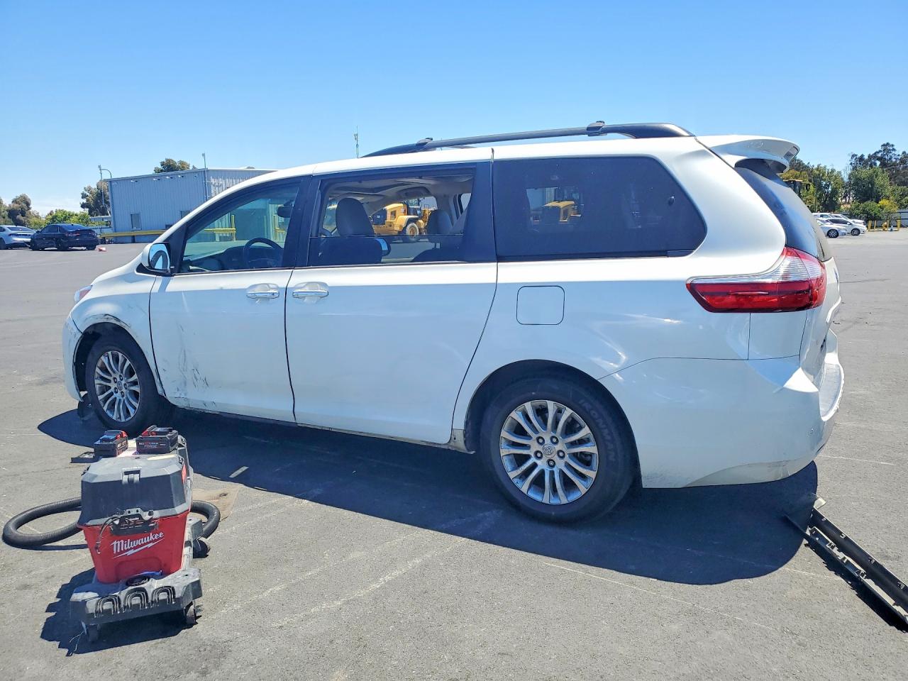 2015 Toyota Sienna Xle Premium 8-passenger White vin: 5TDYK3DC6FS671634