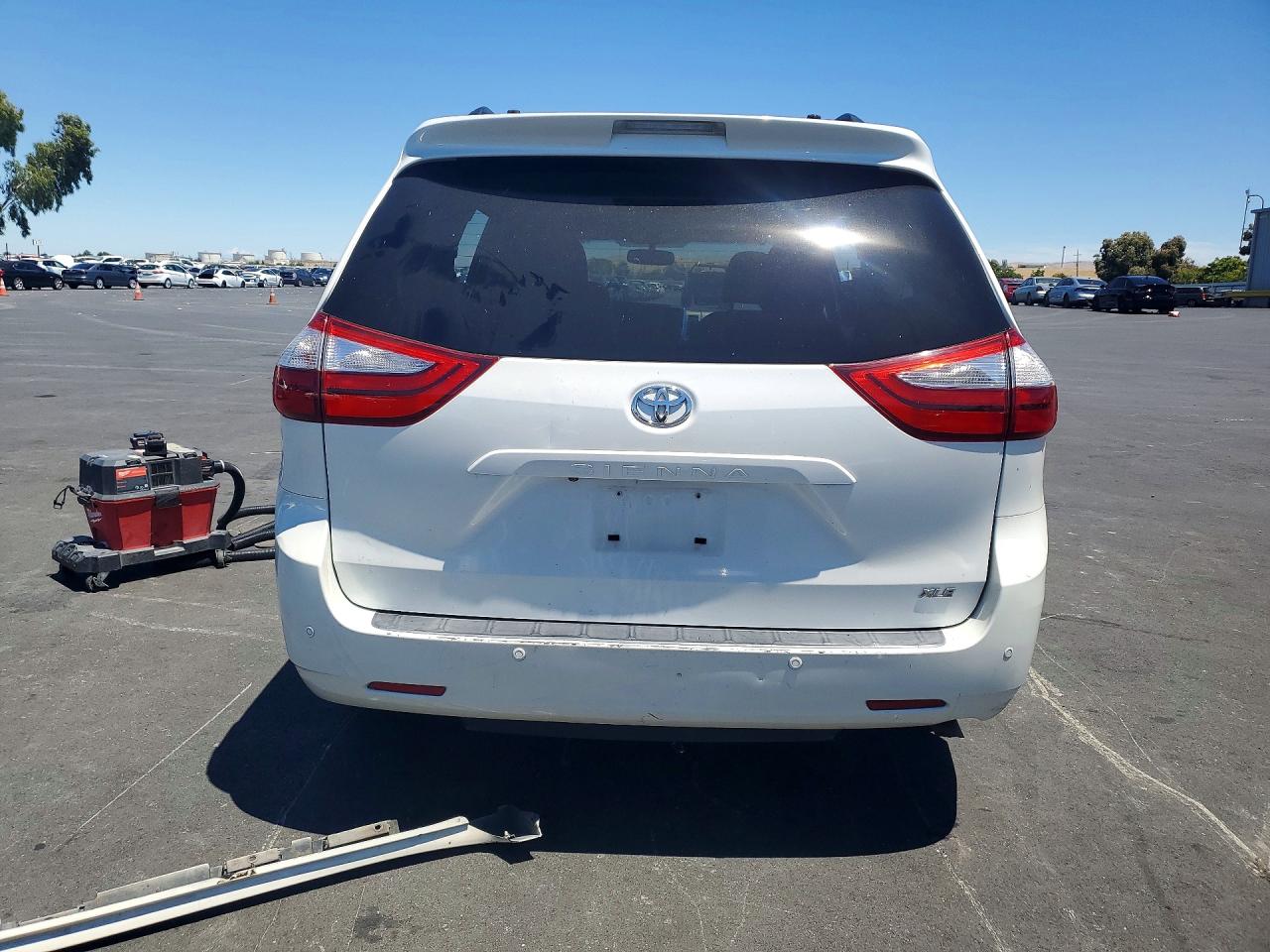 2015 Toyota Sienna Xle Premium 8-passenger White vin: 5TDYK3DC6FS671634