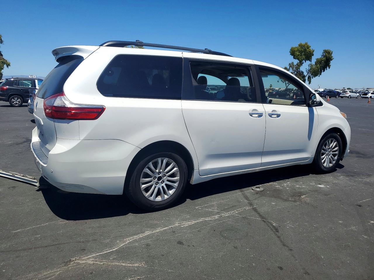 2015 Toyota Sienna Xle Premium 8-passenger White vin: 5TDYK3DC6FS671634