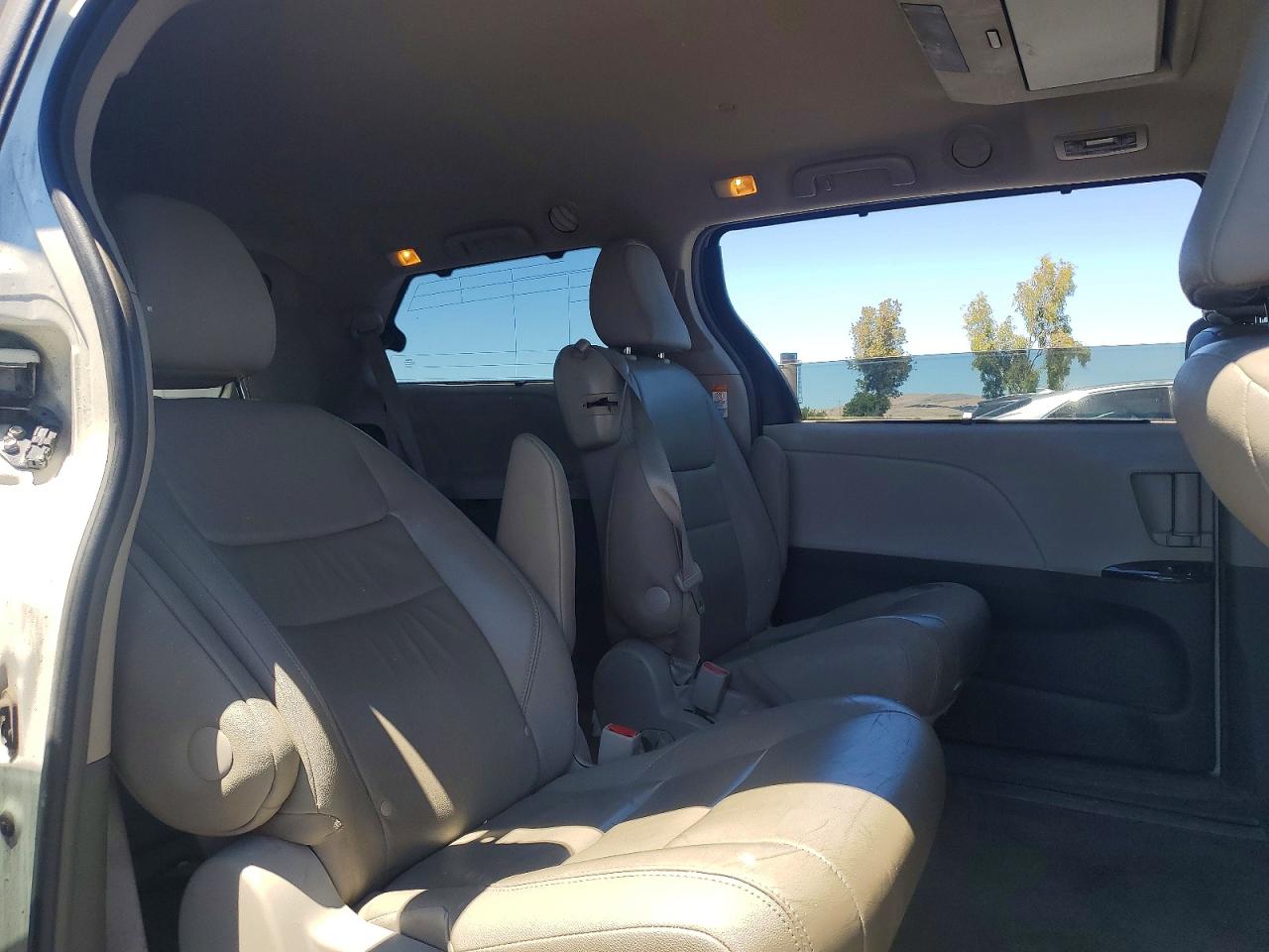 2015 Toyota Sienna Xle Premium 8-passenger White vin: 5TDYK3DC6FS671634