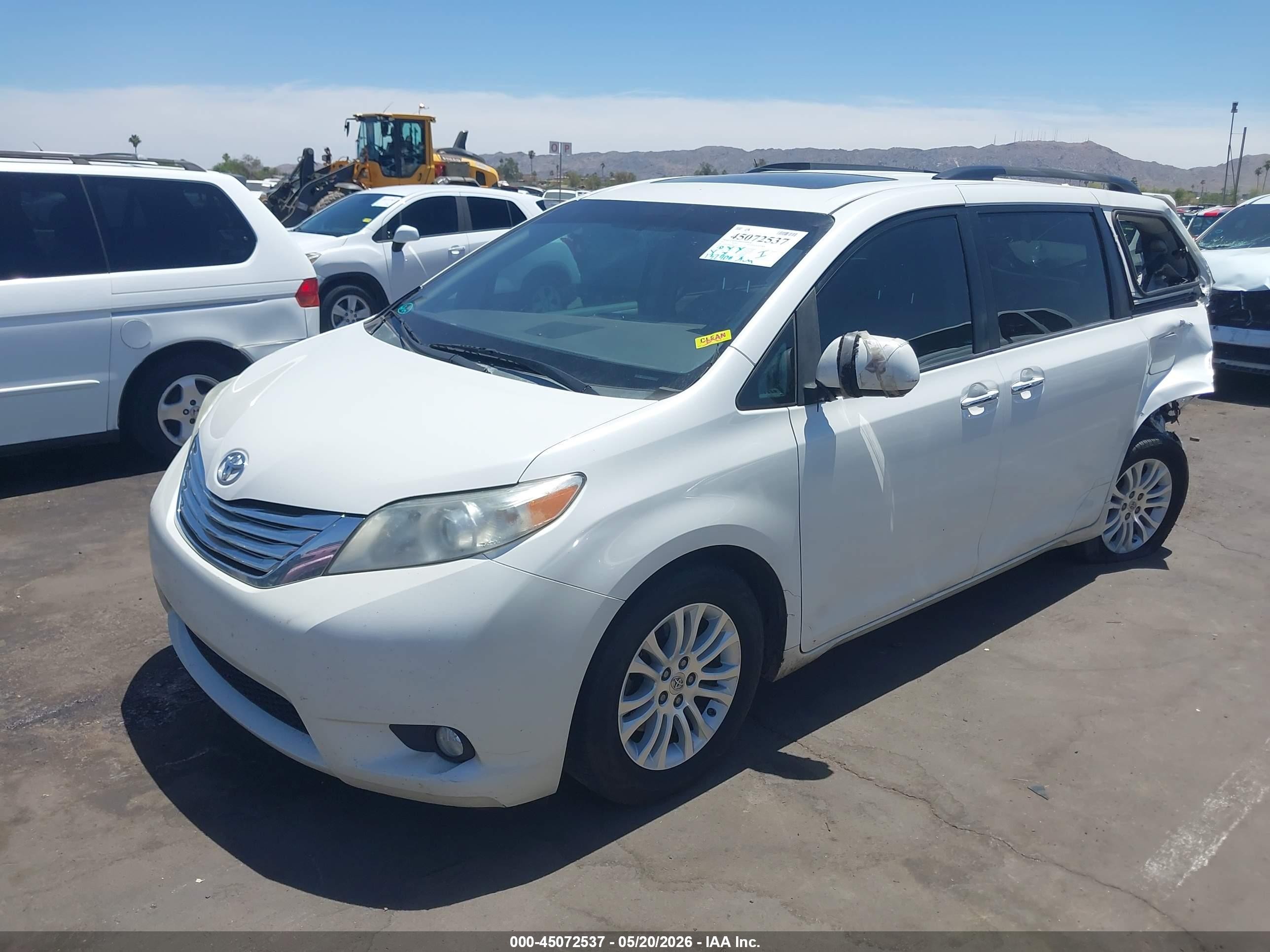 2015 Toyota Sienna Xle 8 Passenger White vin: 5TDYK3DC6FS672167