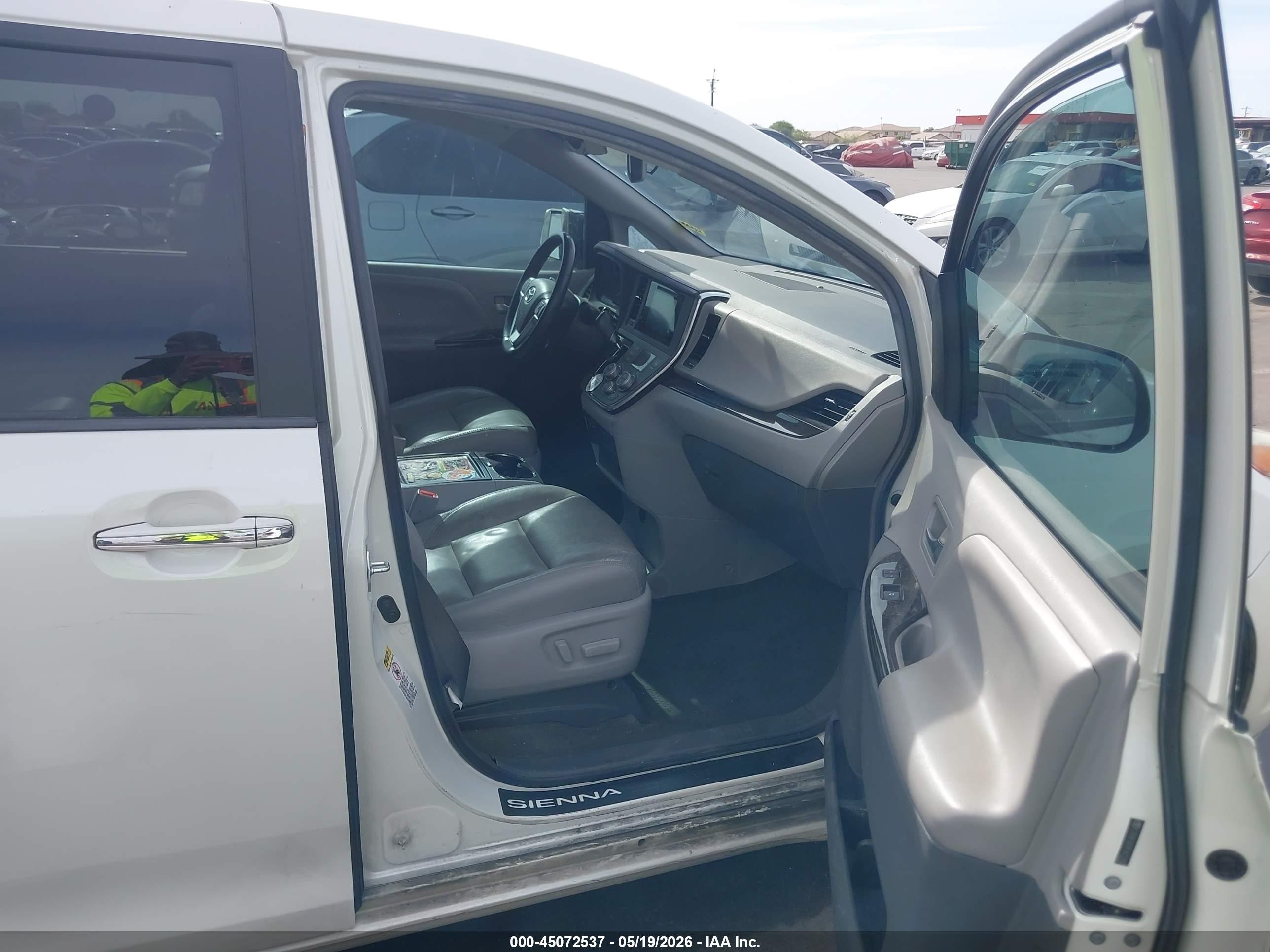 2015 Toyota Sienna Xle 8 Passenger White vin: 5TDYK3DC6FS672167