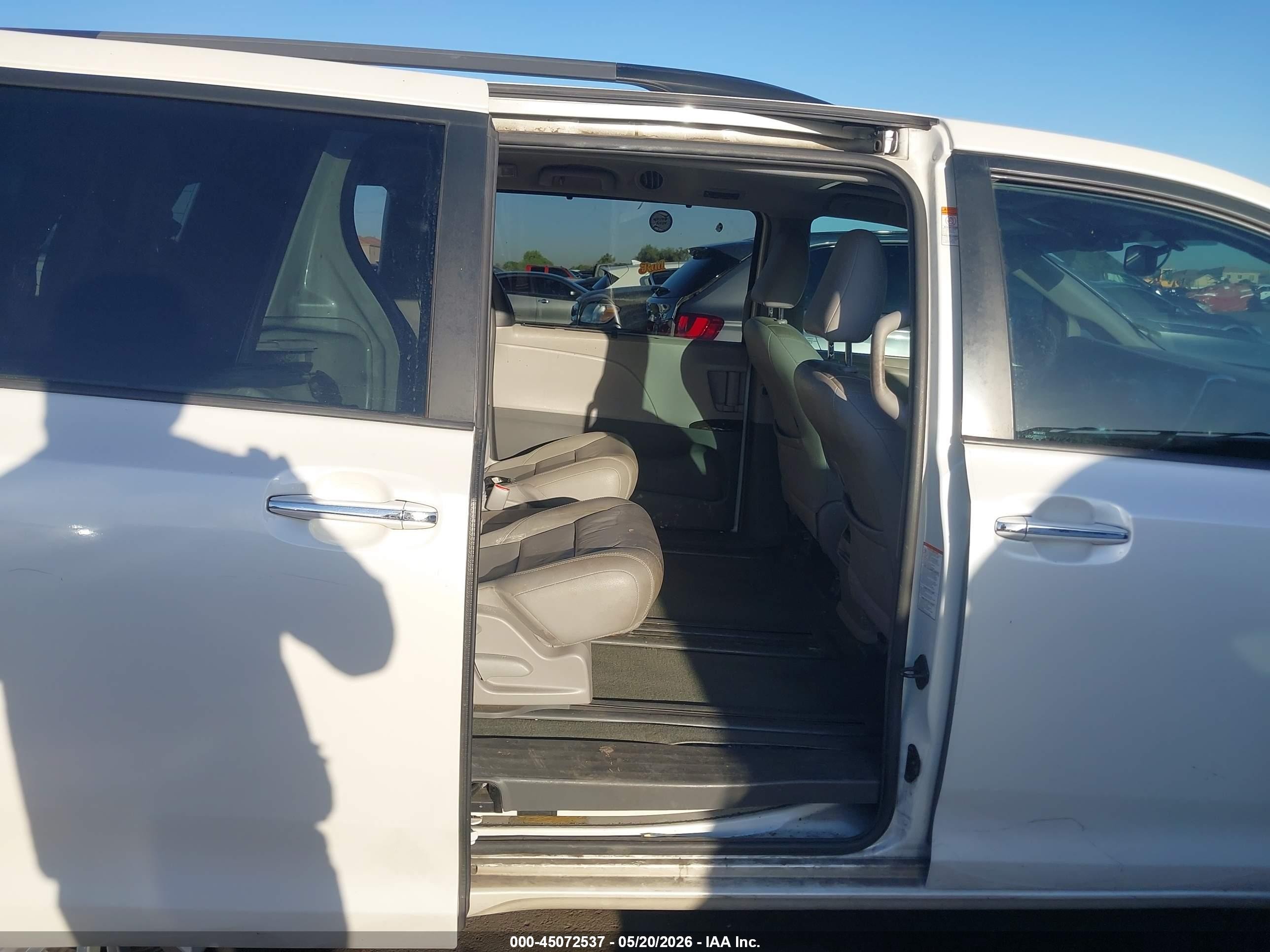 2015 Toyota Sienna Xle 8 Passenger White vin: 5TDYK3DC6FS672167