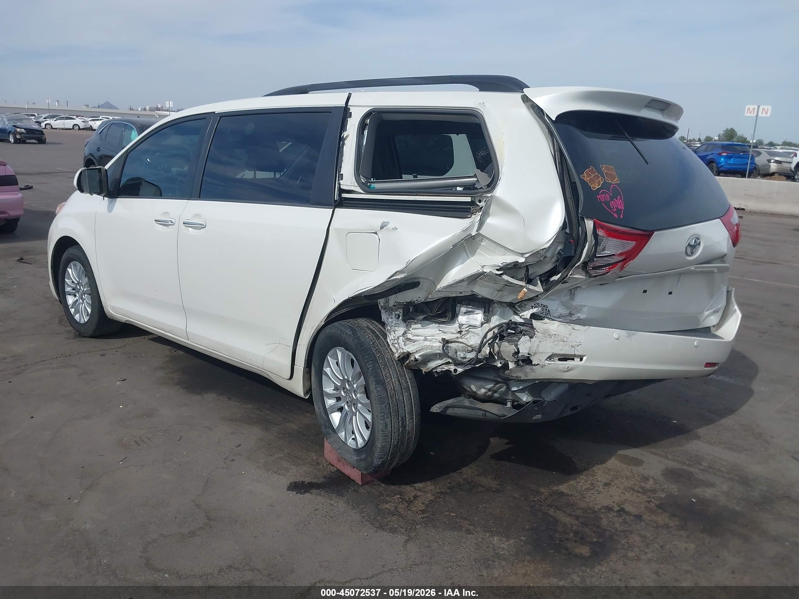 2015 Toyota Sienna Xle 8 Passenger White vin: 5TDYK3DC6FS672167