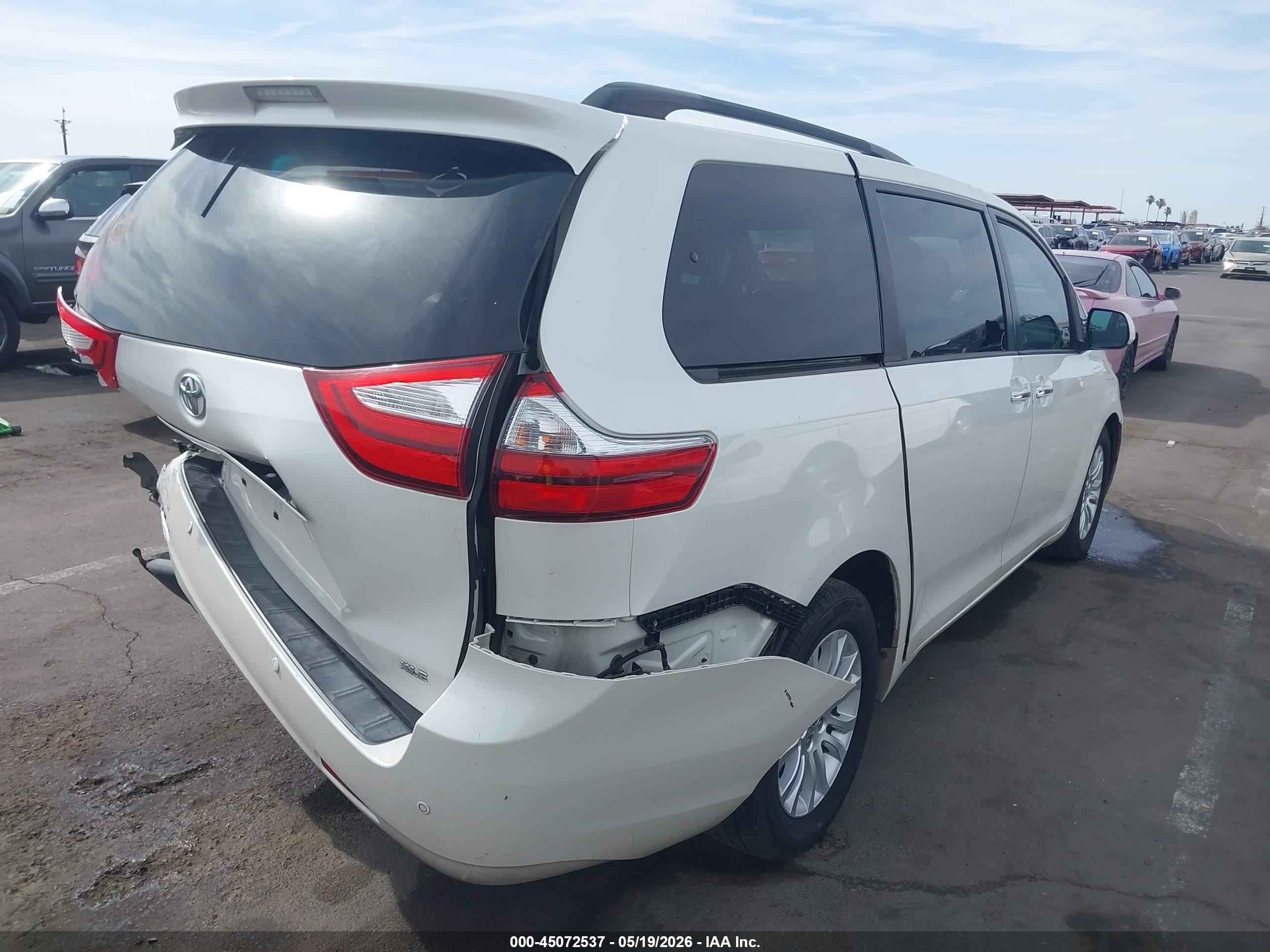 2015 Toyota Sienna Xle 8 Passenger White vin: 5TDYK3DC6FS672167