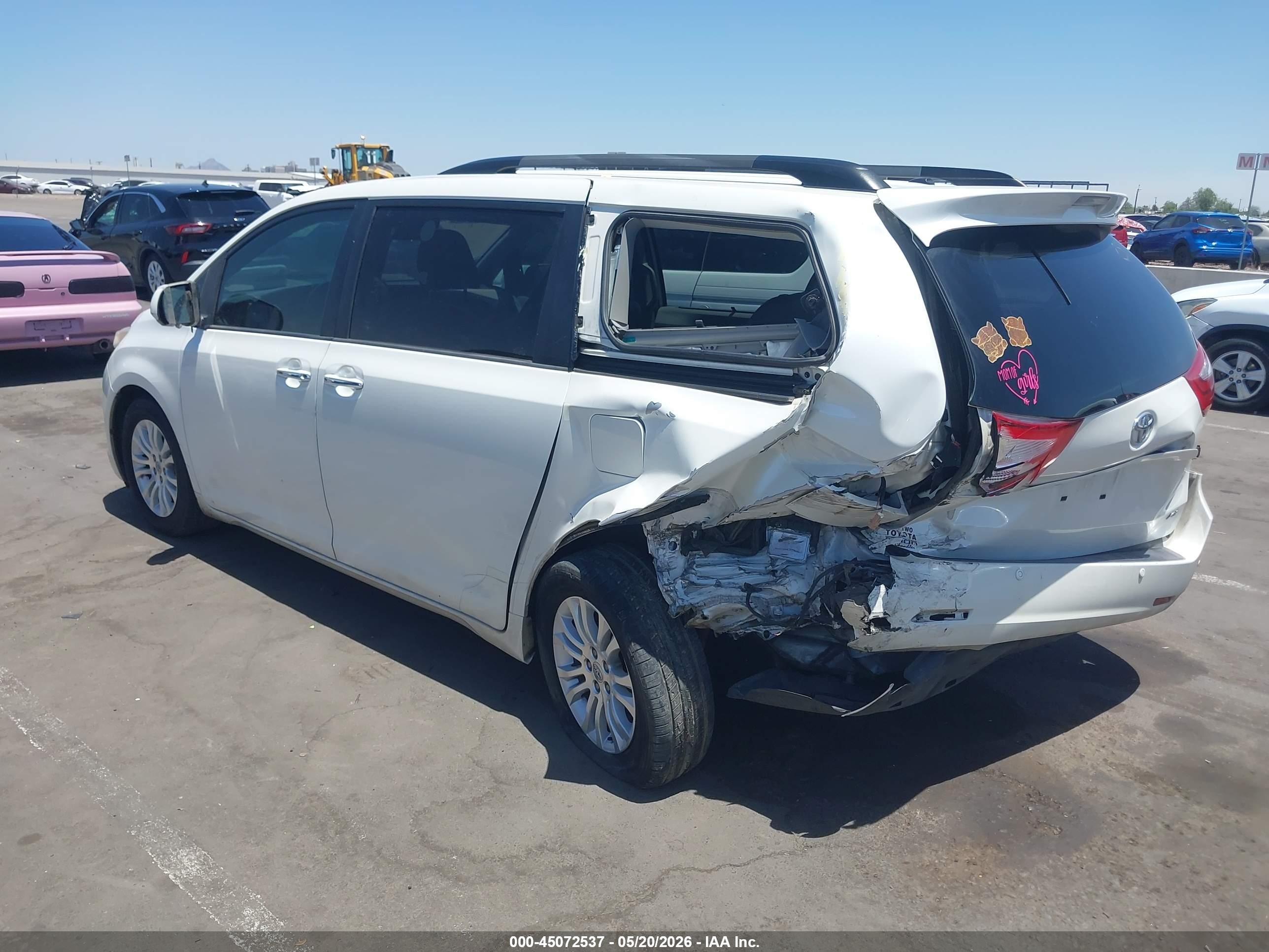 2015 Toyota Sienna Xle 8 Passenger White vin: 5TDYK3DC6FS672167