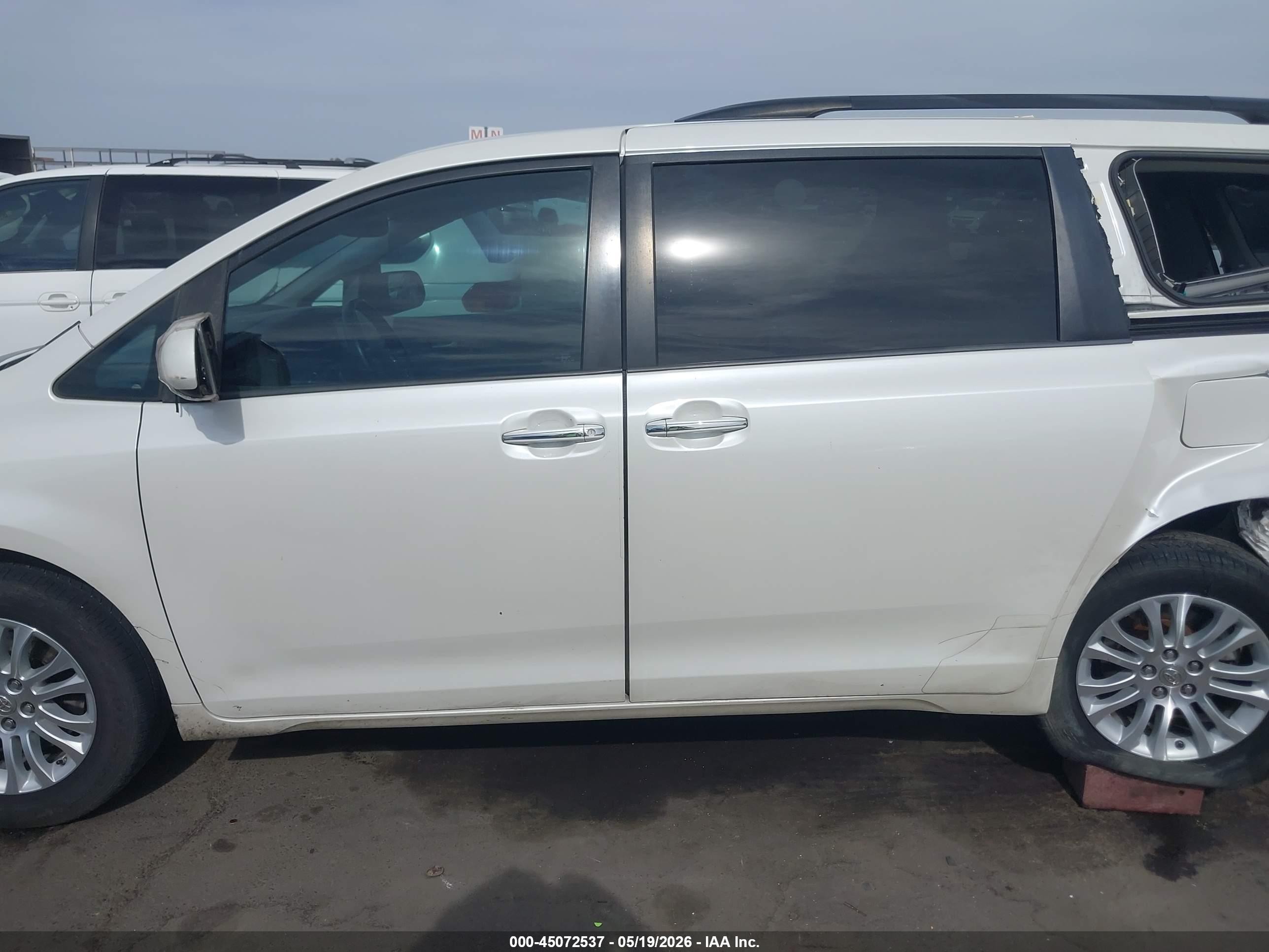 2015 Toyota Sienna Xle 8 Passenger White vin: 5TDYK3DC6FS672167