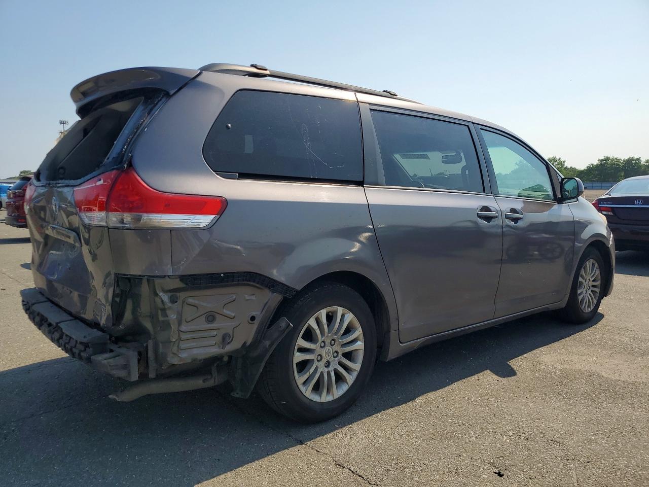 2011 Toyota Sienna Xle 8-passenger Charcoal vin: 5TDYK3DC7BS066127